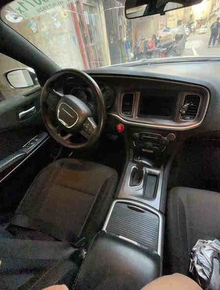 سم الله. جارجر للبيع. ٢٠٢٠ رقم اربيل  سعره ٢٥٥  بيه مجال بصيط بسمي. سنويه جديده هزه جديده ماشي ٣٩ الف.  خليجي وكاله هارلم. بيه بس جاملغ عكس سايق. صور طخه موجوده مو حادث لا طخه صغيره. بغداد باب المعضم ***********.باقي تفاصيل معروفه
