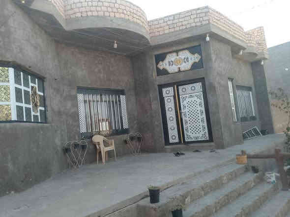 سلام عليكم ..للبيع بيت. بناء جديد المساحه الكليه 400م. ومساحه البناء 250م.مكانه هيت حي امينه  متكون من غرفتين وصاله ومطبخ وكندور وطابق الثاني فقط بيتونه ..ماشين بمعامله الطابو ..بي اوراق مي وكهرباء وشارع تبليط ..السعر 75 وبي مجال للاتصال ***********
