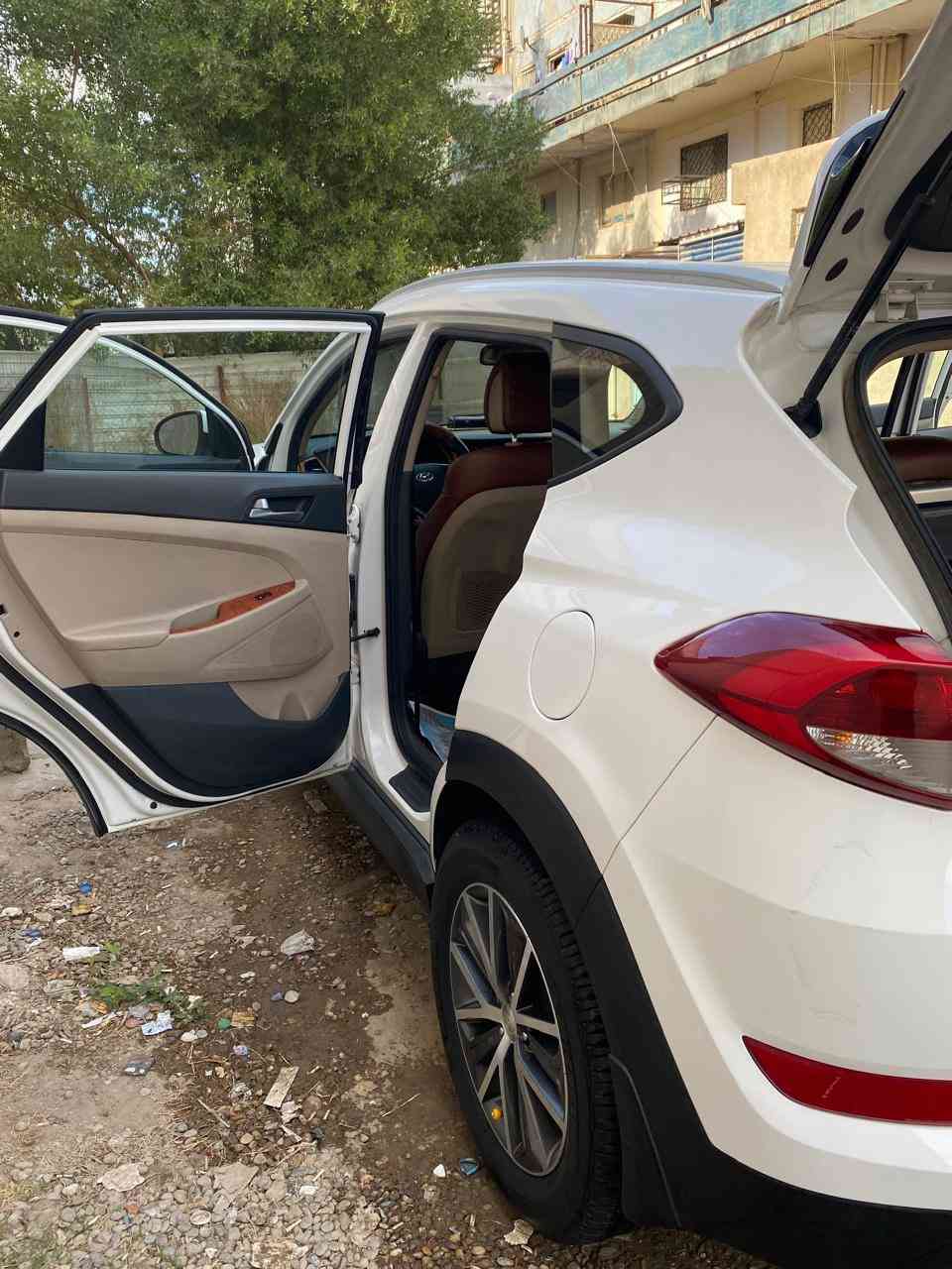 سيارة توسان خليجي 2017 ماشية 145الف
بيها ضربة جاملغ الأيسر خلفي غير مصلح
و طخة جاملغ الأيمن الخلفي غير مصلح
شبرين بارد جاملغ الأيمن الأمامي + شخط بسيط بنيد 
كمبريسر عاطل
مكان السيارة بغداد 
سعر 160و بيها مجال 
رقم صاحب السيارة:***********
