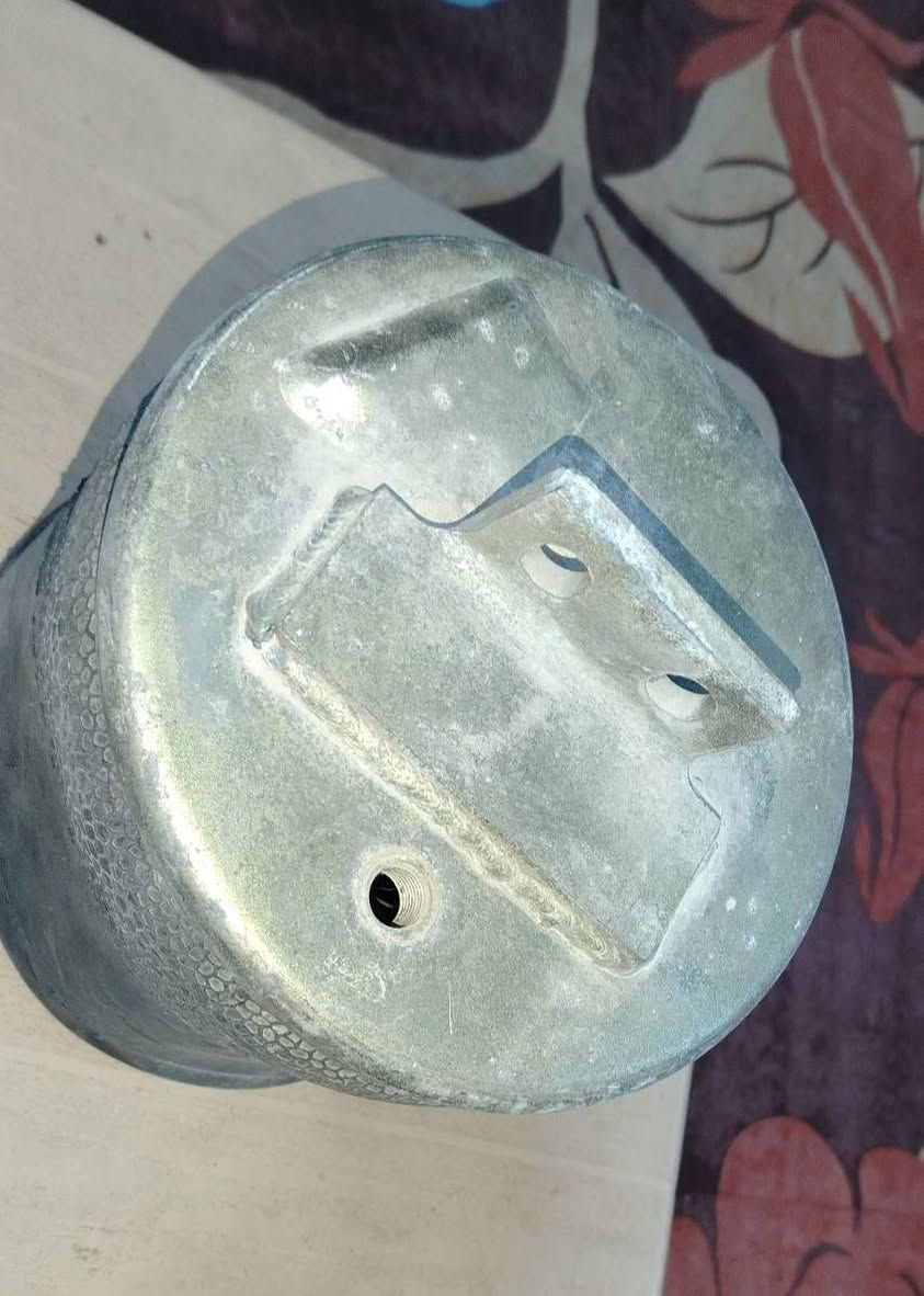 عندي قطعة واحدة (بالون هواء) جديدة وغير مستخدمة للبيع، وهذا تفصيل مواصفاتها:
​الشركة المصنعة: KNTECH.
​رقم الموديل: 1K6684.
​التوافق: يركب على أغلب محاور المقطورات (التريلات) مثل SAF و BPW.
​الحالة: القطعة جديدة بكرتونها وجاهزة للتركيب.
​لماذا هذه القطعة؟
تعتبر ماركة KNTECH من الخيارات العملية التي تجمع بين الجودة والسعر المناسب، وهي ممتازة لتحمل ضغوط العمل والطرق الخارجية.
​💰 السعر المطلوب:
90,000 دينار عراقي. وبي مجال بسيط 
​📍 المكان: بغداد - العبيدي - الرئاسة - سوق الرئاسة.
📞 للتواصل: ***********
​#بيع #قطع_غيار #شاحنات #تريلات #بغداد #العبيدي #KNTECH #معدات_ثقيلة
