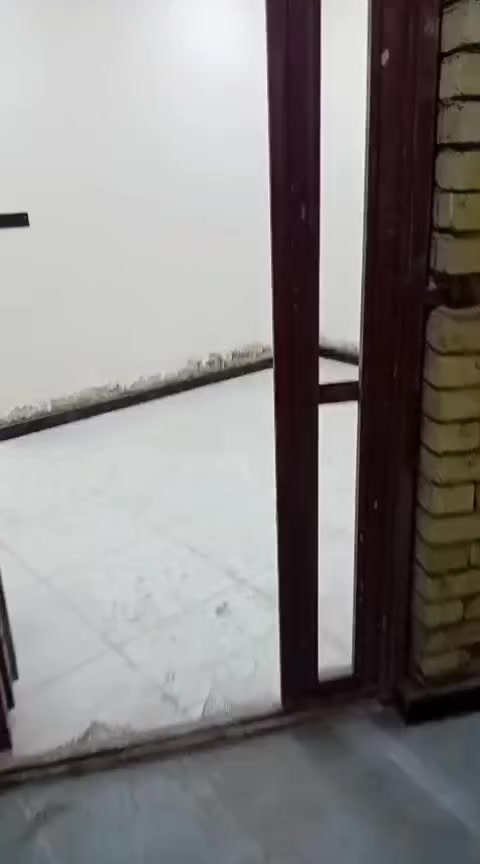 السلام عليكم عندي بيت ٧٥ متر طابق واحد يحتوي على غرفه نوم واستقبال وصاله ومطبخ وملحقات صحيه في مجمع المسعودي البيت ركن واجهه ٦ نزال ١٢ ونص سند ٢٥ مباشر من صاحب الارض بناء حديث بي بعض النقوصات البسيطه حاليا البيت مؤجر واني عارضه للبيع مكانه في البوعيثه مجمع المسعودي شارع اسواق بابيش بعد مجمع ابراج الفرح يصير مقابل العدل السعر ٧٢ مليون وبي مجال بسيط للشراي ***********
