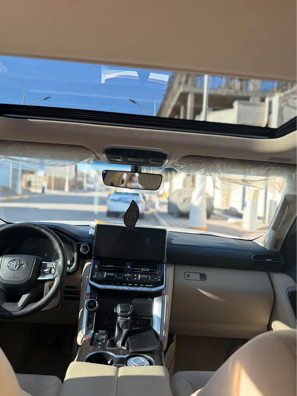 مواصفات لاندكروزر VX 2023 تنفس طبيعي (4.0L V6)
* المحرك والأداء:
    * نوع المحرك: 6 سلندر، 4.0 لتر تنفس طبيعي (بدون تيربو).
    * ناقل الحركة: أوتوماتيك.
    * نظام الدفع: رباعي مستمر (4WD) مع دبل خفيف وثقيل.
* التصميم الخارجي:
    * مصابيح LED أمامية وخلفية.
    * إشارات ترحيبية بالأبواب والدوسة.
    * حساسات أمامية وخلفية.
    * جنوط ألمنيوم (تختلف حسب الفئة).
* المقصورة الداخلية والراحة:
    * مقاعد جلد (جلد فاخر).
    * تبريد وتدفئة للمقاعد الأمامية والخلفية.
    * شاشات ترفيه خلفية.
    * شاشة ملاحة مركزية (غالباً 12.3 بوصة في الفئات العليا).
    * شاحن لاسلكي (Wireless Charger).
    * نظام صوتي فاخر (JBL). 
    * نظام تويوتا للأمان (Safety Sense).
    * نظام التحكم بالجر والثبات.
    * نظام نقاط عمياء.
* الأبعاد والسعة:
    * تتسع لـ 7 أشخاص.
    * سعة خزان الوقود 110 لتر
السعر 690$ وبيها مجال 
للاستفسار *********** بغداد, العراق
