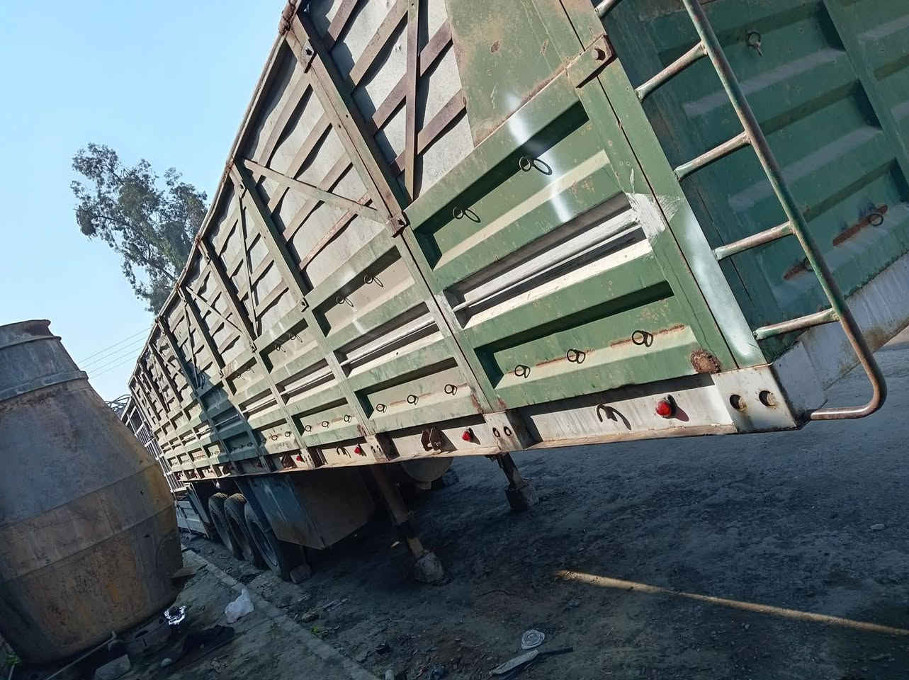 سلام عليكم عربانه البيع الطول 12اوربع ثلاث محاور سكانيه اربع زواج تايات جدد وادنكير الثاثل نص عمره شاصيه شرط كهربايات شغاله بريكات هوه كله كامله السعر 80وبيها مجال  *********** /\/\ ***********
