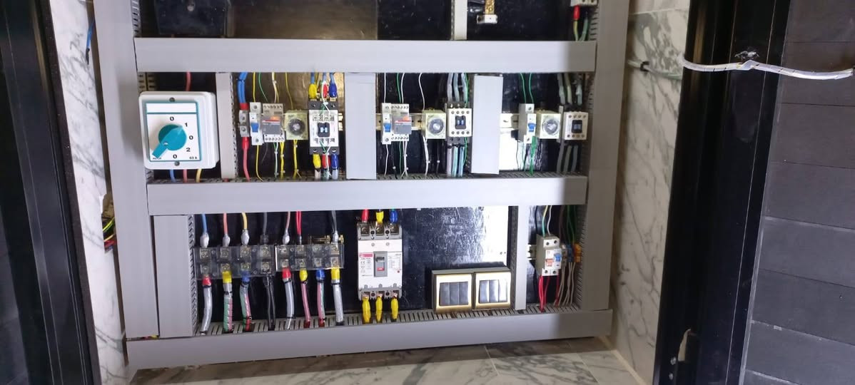 على بركة الله انجاز احد اعمالنا بوردات السيطرة ATs بالتقنيات الحديثة متكون من ثلاث خطوط  واطنيه  مولد شارع +مولد بيت +اجهزه الحمايه  بحمل 80 امبير و سلكتر حمايه تحويل الفيزات في حال توقف احد خطوط ثلاث 

 ومستعدون لعمل كافه التأسيسات 
#كهربائيات_علي_الفلاحي 
 للاستفسار  الاتصال او المراسله واتساب 
***********   كهربائيات علي الفلاحي __البوردات سيطرة
