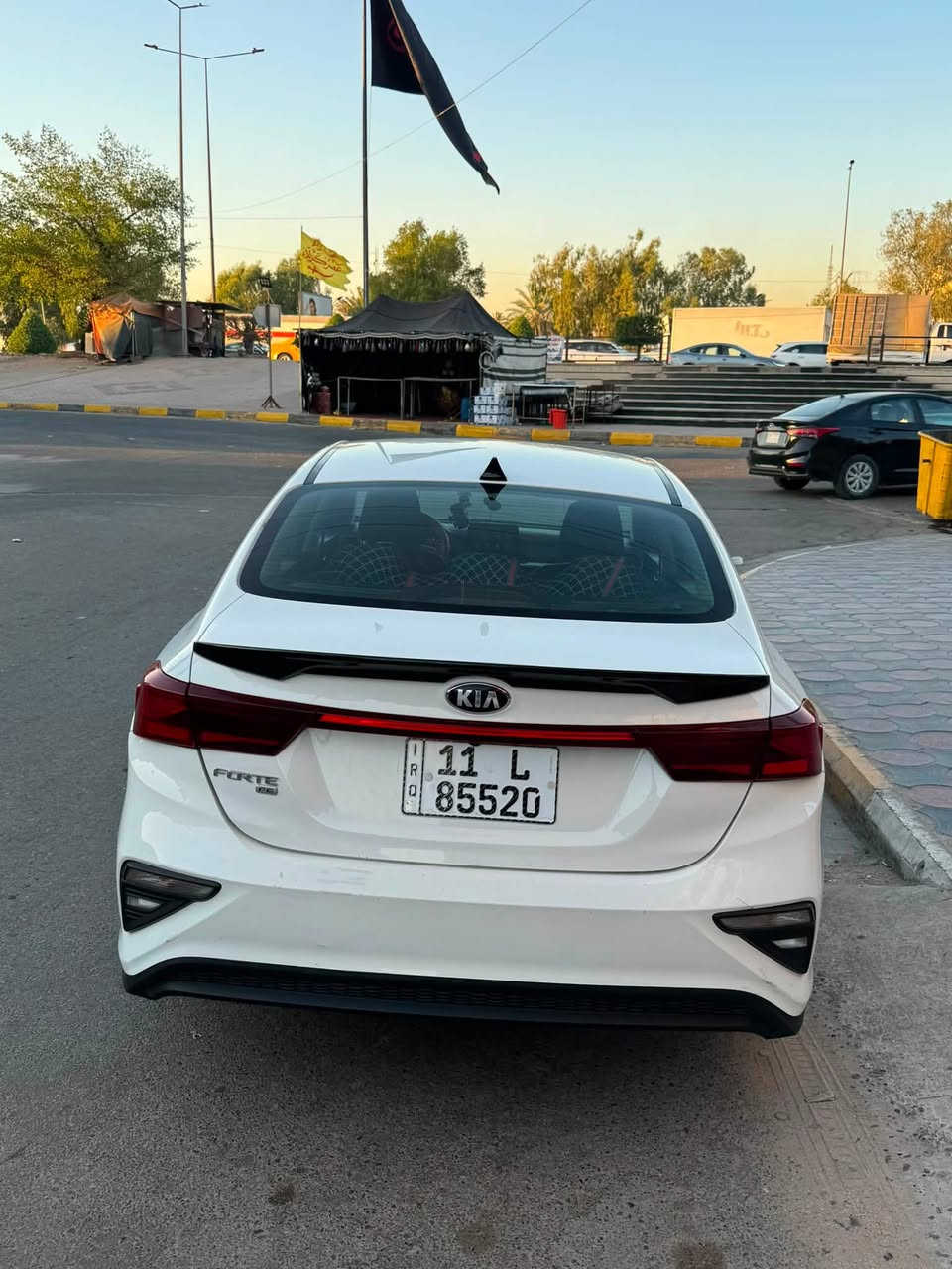 السلام عليكم 
كيا فورتي موديل 20 
حادثها جاملغ وبنيد مصبوغات فقط 
بيها رصعه ع كد اصبع جاملغ الخلفي 
سياره كلها ليبل واحد 
كيرها اي تي 
سياره حلوه ونضيفه 
ماشيه 74 ميل
مكاني بغداد البياع او الشعب 
***********
