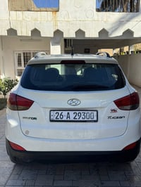 توسان • ٢٠١١ • ضرر خفيف خلف السايق