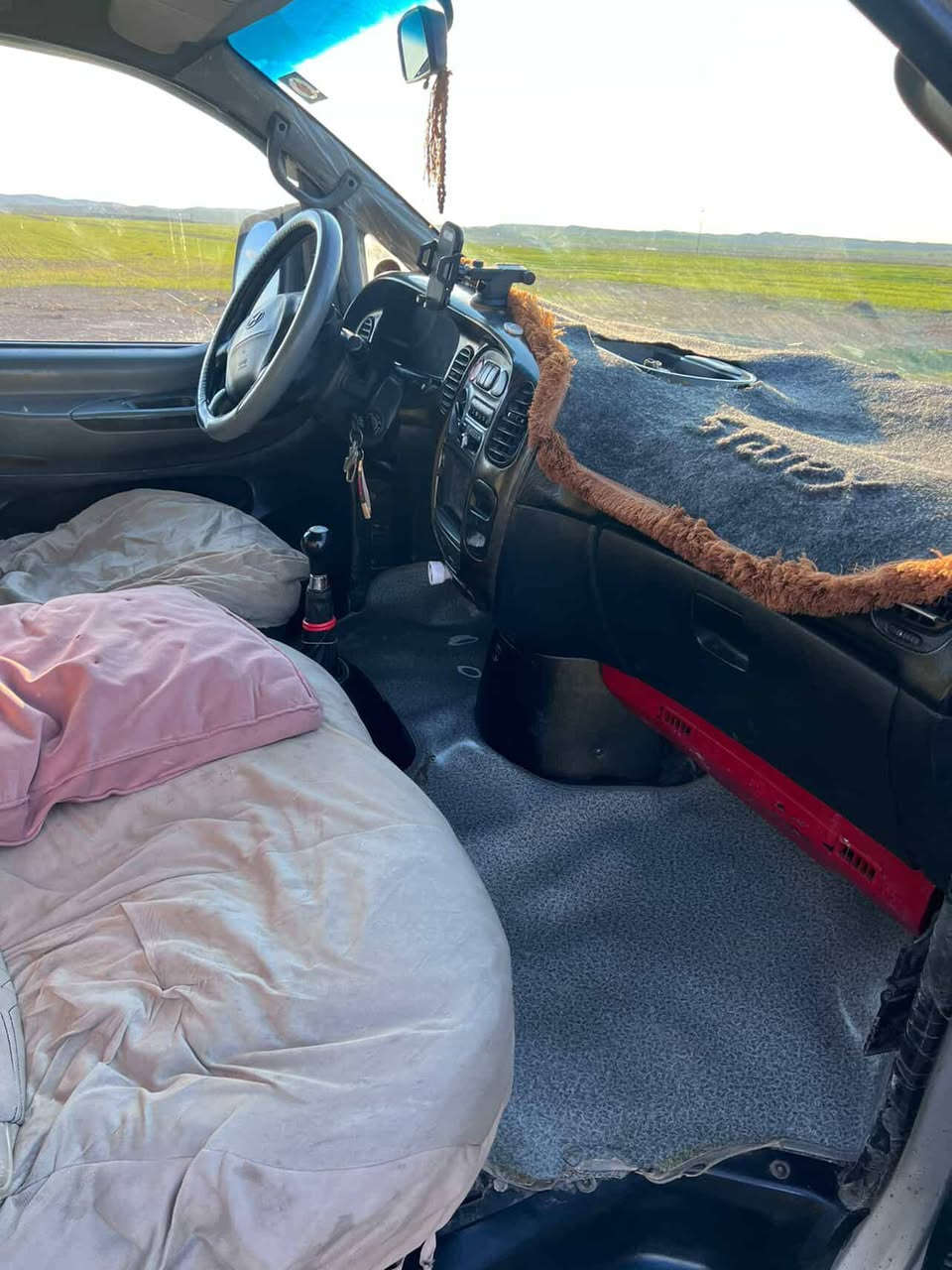 السلام عليكم ستاركس 2007تكمه وسنويه رقم جديد السيارة بأسمي تحويل ثاني يوم بيها صبغ شبر بالجامرلوغ الخلفي من جهة السائق وبيها جنطه مبدله اثر خياس شواصي كير أكسل كله بالشرط السعر 95 وبيها مجال مكاني ديالى جلولاء  للاتصال ***********
