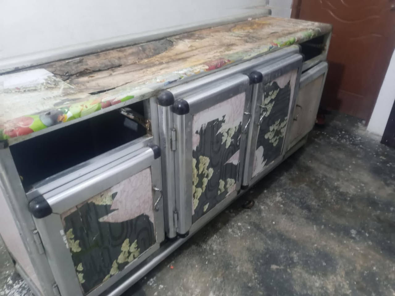 كاونتر مترين للبيع عايز تصليحات لأن منزمان متروك***********
