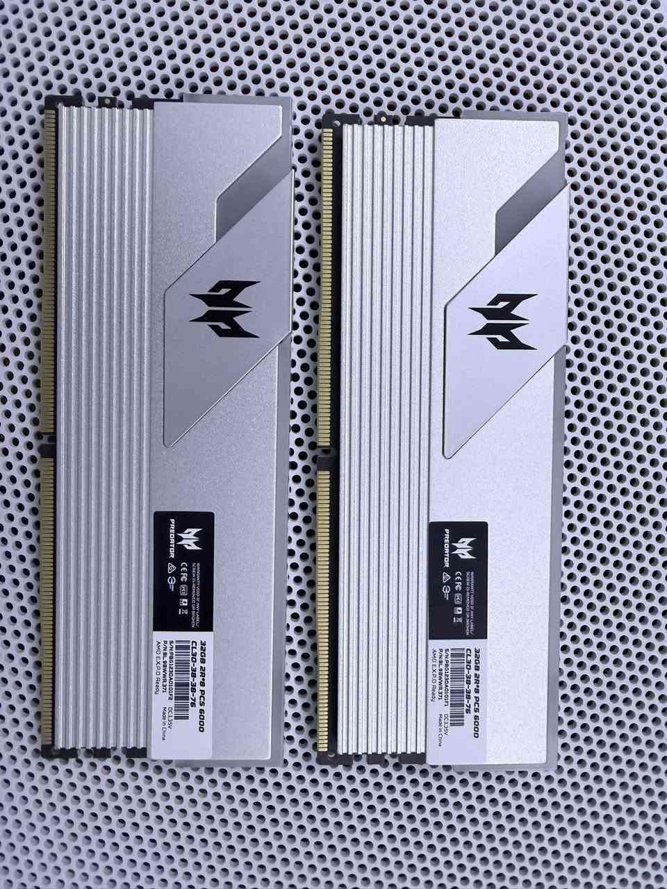 🔥 تحفة للمحترفين وأصحاب التجميعات الثگيلة (رندر، AI، كيمنك) 🔥
للبيع رامات DDR5 من الفئة العليا (High-End)، نظافة 100% أخو الجديد بالباكيت!

📦 المواصفات:

• الماركة والموديل: Acer Predator Vesta II RGB (تبريد ألمنيوم ممتاز وشكل فخم).

• السعة الكلية: 64GB (قطعتين كل وحدة 32GB).

• السرعة: 6000MHz 🚀

• التواقيت (هنا الزبدة): CL30-38-38-76 (أفضل تواقيت ممكن تحصلها بهاي السرعة، أداء واستقرار خرافي).

• التوافق: تدعم تقنيات كسر السرعة (XMP & EXPO).

✨ الحالة: الرامات بالكرتونة مالتها بكامل ملحقاتها، استخدام قليل جداً جداً وبحالة الوكالة (مثل ما واضح بالصور).

حط سعر واذا يناسبني أبيع للعلم الجديد ب 1100$ وهم مديتحصل علية طلب عالي


**إذا كنت صاحب هذا الإعلان وتريد حذفه لأي سبب، رجاءا أرسل رسالة إلى الدعم الفني**