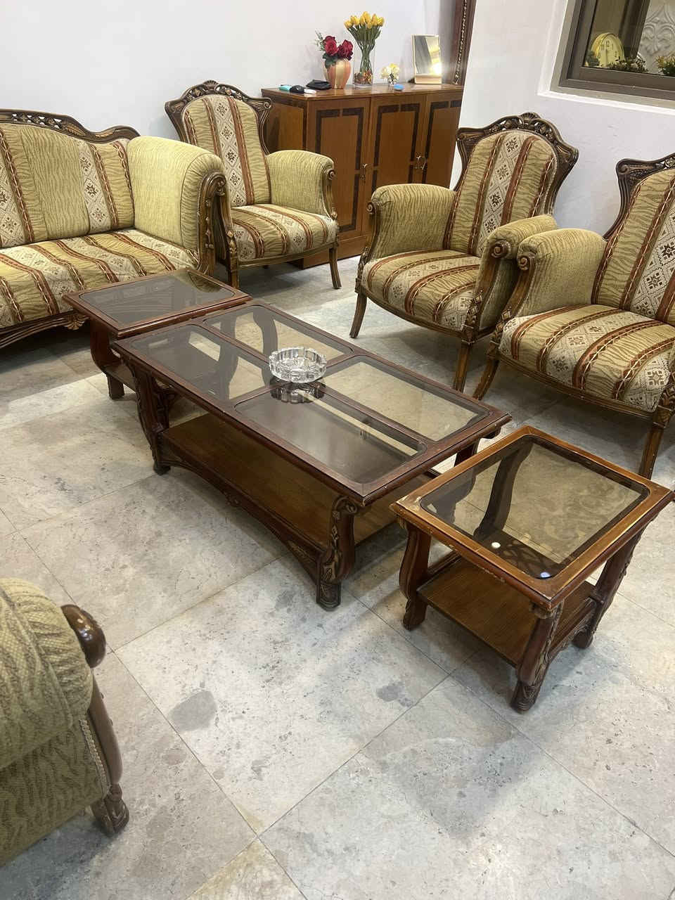 للبيع
طقم قنفات بحالة جيدة جداً
قنفة كبيرة لثلاثة اشخاص
قنفة لشخصين
اربعة كراسي مفردة
السعر 500 الف دينار
وللبيع ...
ميز وسطي مع طبلتان السعر 50 الف دينار

للتواصل
***********
