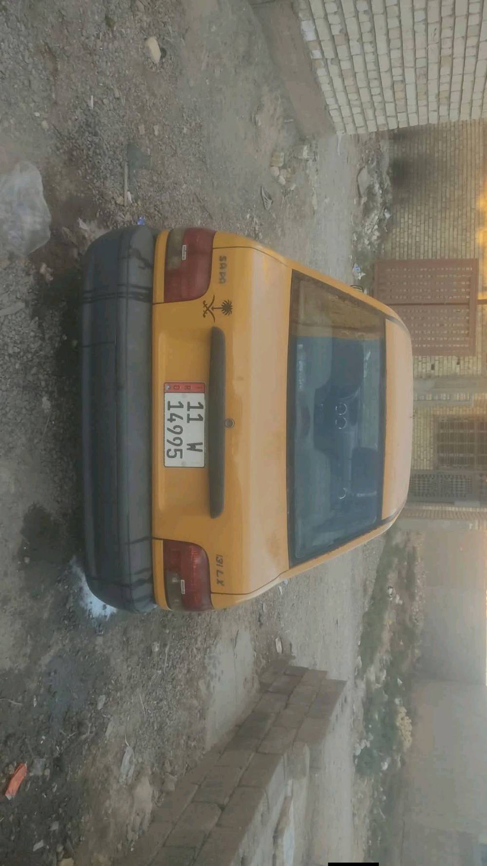 للبيع سيارة صفراء صغيرة بحالة جيدة للاستخدام اليومي. مناسبة جداً للتنقل داخل المدينة وعملية للاستخدام اليومي.