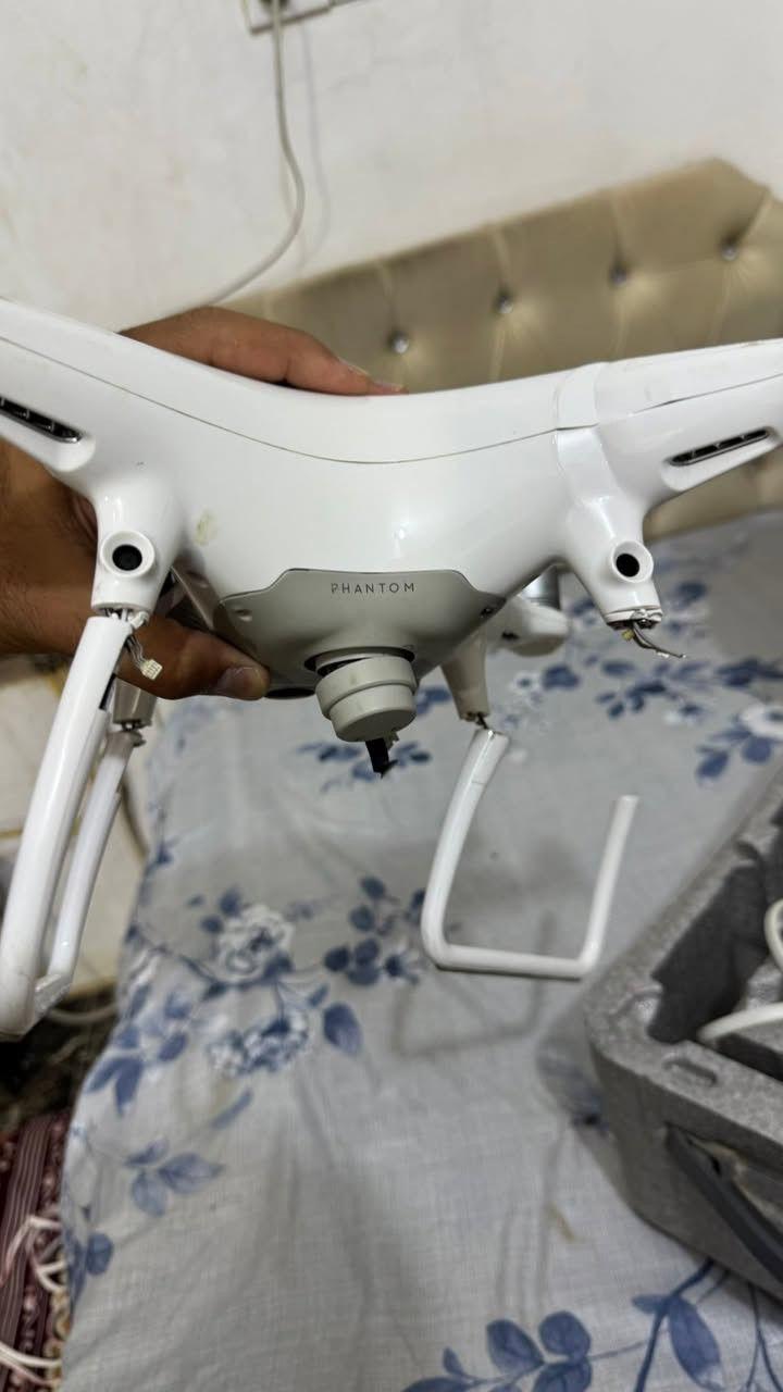 السلام عليكم 

درون dji PHANTOM 4Pro تعرضت لحادث ومثل مموضح بالصورة الكمبل مالتها والذرعان اما هية شغالة وكامل ملحقاتها الباقية ومقطع لطيرانها هم موجود، مكاني ديالى وين ماتريد اكدر ادزلكياهة سعر خاص او على *********** 
وبالتوفيق للجميع ❤️
