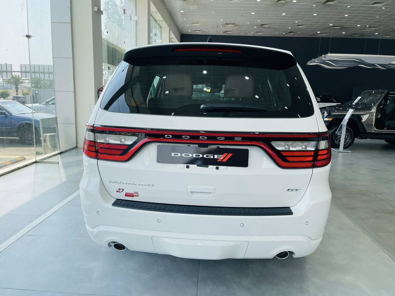 #دودج دورانجو 2026 🚘

هي سيارة #SUV 🚗 عائلية كبيرة من دودج تتميز بحضور قوي، وتحتوي على سبعة مقاعد ومميزات تكنولوجية متقدمة وخيارات محرك قوية ⚙️ . وهي متوفرة بفئات مناسبة للعائلات، وأخرى مصممة لمن يحبون المحركات القوية في السيارات الأميركية العضلية،

ناقل الحركة: ناقل حركة أوتوماتيكي بـ 8 سرعات 🕹️
وضعيات القيادة: جلبة، سبورت، اوتو/شارع، ثلجي، سحب/قطر، ايكو، ومخصص
محرك V6 سعة 3.6 لتر :🛠️
295 حصان 🐎 و 353 نيوتن متر من عزم الدوران
من 0 إلى 100 كم/ساعة في حوالي 7.4 ثانية
السرعة القصوى هي تقريباً 197 كم/ساعة 🛞
نظام دفع خلفي أو كلي 🚀
سعة خزان الوقود 96 لتر ⛽️
استهلاك الوقود 11.2 لتر/100 كم


**إذا كنت صاحب هذا الإعلان وتريد حذفه لأي سبب، رجاءا أرسل رسالة إلى الدعم الفني**