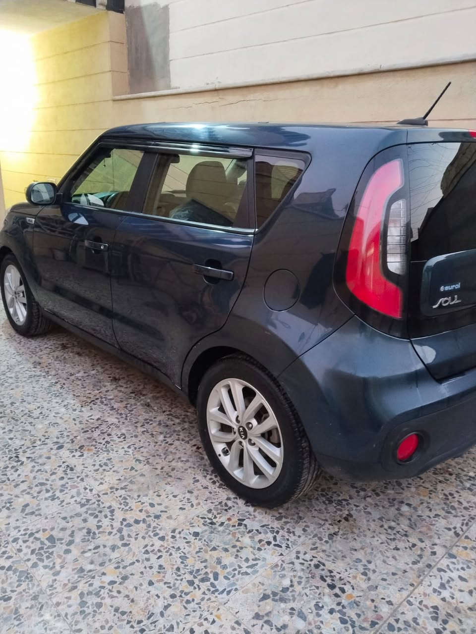 السلام عليكم كيا صول موديل 2017 واد امريكي تبديل باب السايق فقط بدون ايرباك بدون داخل شرط وصبغ 3 قطع فقط رش بدون حادث اثر شخوط محرك 2000 السيارة جاهزة بدون نقص ماشية 79 الف مايل محرك وكير ما مفتوح مواصفات عادية تحكم وشاشة وكاميرا رقم سليمانية الجديد وسنوية ل 2029 بأسمنا تحويل وكالة حاضر السعر المطلوب 108 وبيها مجال بسيط للاتصال *********** وات ساب متوفر مكاني بغداد
