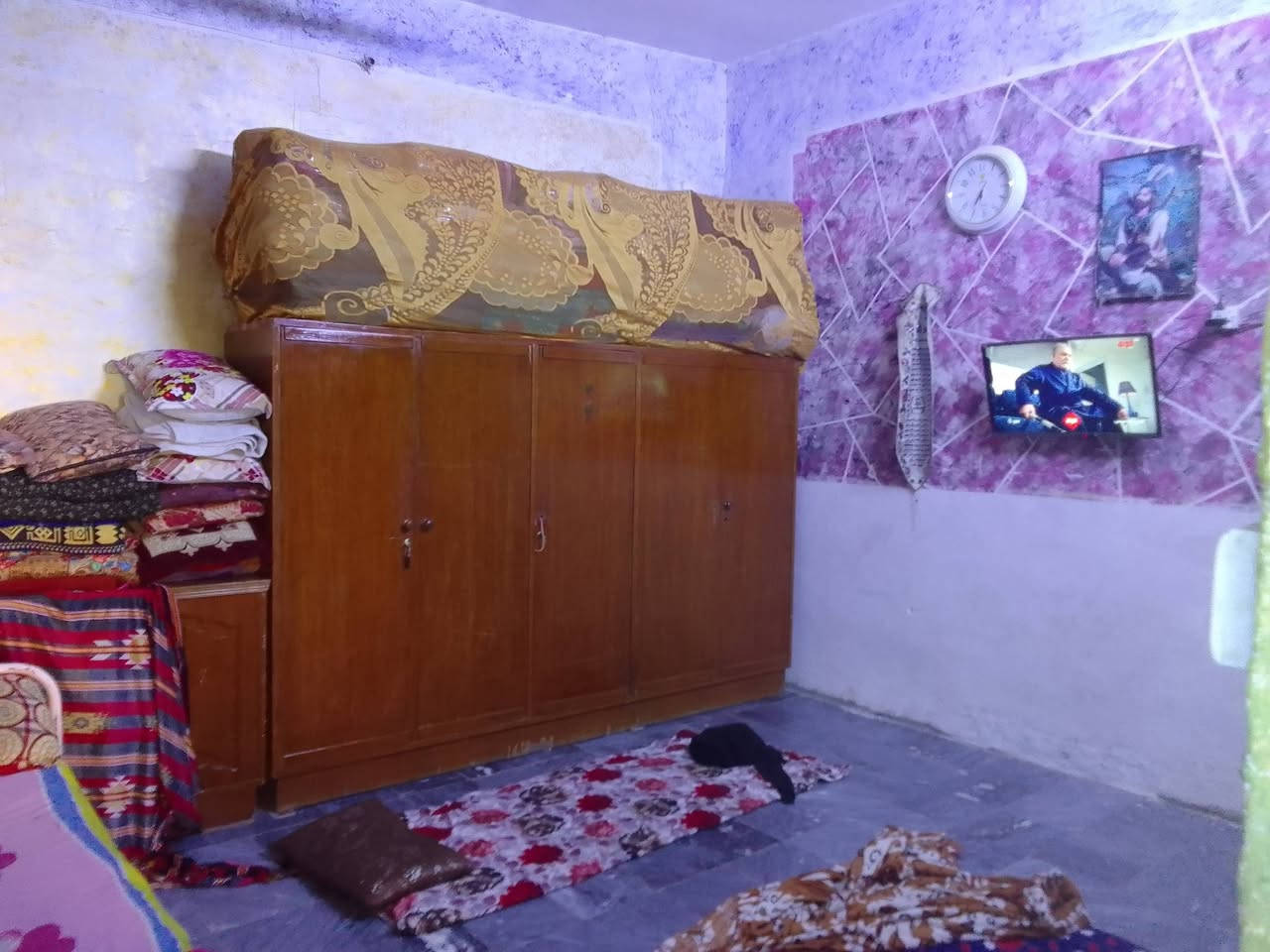 بيت للبيع في مدينه الصدر الشماعيه قريب من أسواق زهوره شارع العياده الطبيه  ٢غرف مع صاله واستقبال ومطبخ وحمام داخلي وصحيات خارجية سطح مسلح ارظيه مرمر سيراميك خدمات كامله مدارس قريبه انترنيت هاتف *********** السعر ٢٦
