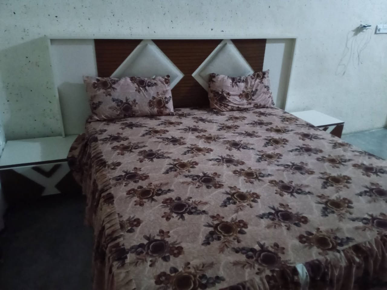 سلام عليكم  غرفة نوم للبيع مابي اي عيب نظيف فول  بسعر 500وبي مجال قليل شراي يتصل على رقم  ***********
