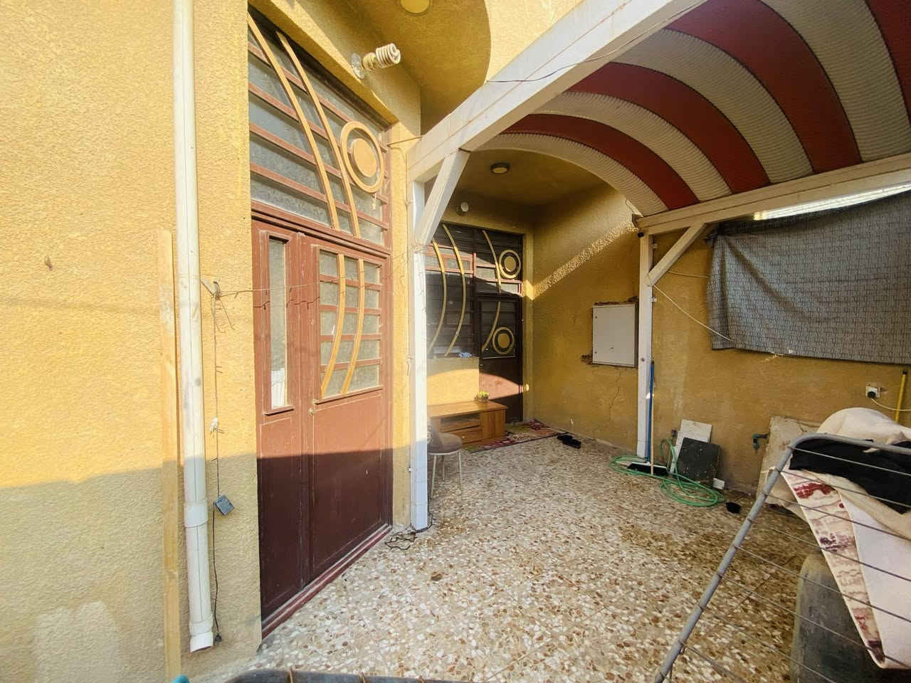 ⚜️  #للبيـــــــع في كربلاء ⚜️
✅ دار سـكـــــــــني   //   حديث درجة اولــــــئ

🔴 تفاصيل : العقار
🔴 المساحة 200م
🔴 الواجهة : .10.م
🔴 طابق٪ :
🔴 الملكية : طـــــــــــابو  ملك صرف 
🔴 موقع جداً  راقي وهادئ وكافة  الخدمات متوفرة
🔴 تبليط +  صرف صحي  +  كهرباء  +   ماء  +  
🔴 #قيد_العمل_تسليم_مفتاح_كامل_زيرو

✅ طابق الأول
مدخلين  + صالة ضيوف + مطبخ واسع + مناور + صحيات عدد+2 غرفه نوم 2  + استقبال عدد 1
 
+ سطح

⚠️ العنوان 
         كربلاء   //   الحر//    حي القادسه
      

_
إذا لم يناسبك هذا العقار، لدينا خيارات متنوعة 
تشمل منازل، وأراضٍ تناسب جميع الأذواق.
________

#لمعرفة ../    السعر #اكتــب   رقم   (  1  ) 
     
🟣👈  (   ليأتي  أليك  الرد  برسالة خاصة  📩   )
((  تعامل والتفاوض مع #صاحب  العقار   حصراً  ))

____________________
  زبائننا  الكرام بكم نرتقي ونتشرف بزيارتكم 
احصل على منزل أحلامك معنا، نحن مكتب عقاري 
موثوق ومتخصص في تلبية احتياجاتك السكنية
لاتتردد في زيارتنا او الاتصال بنا 
___________________________

للاستفسار أي سؤال ___________ الأتصال على 
الرقم 

( *********** )      
(***********) 
#دمتم__في__رعاية__الله
