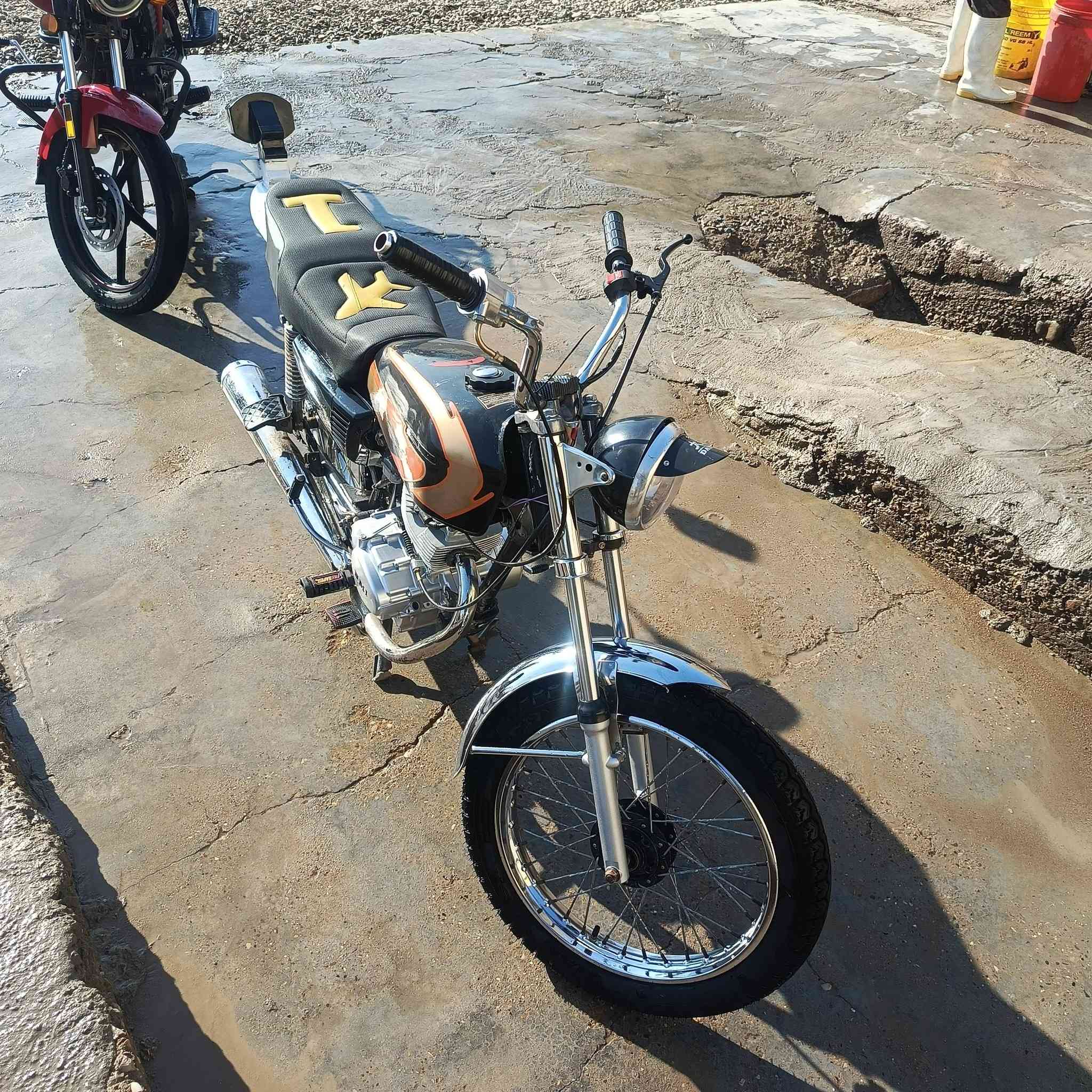 السلام عليكم
دراجة نامة شلامچة تعميرة 24كلة جديد شاصي 19محرك جديد ممدودة علي صبانة للبيع أو المراوس حسب القناعة السعر 450وبيها مجال ه‍/***********
