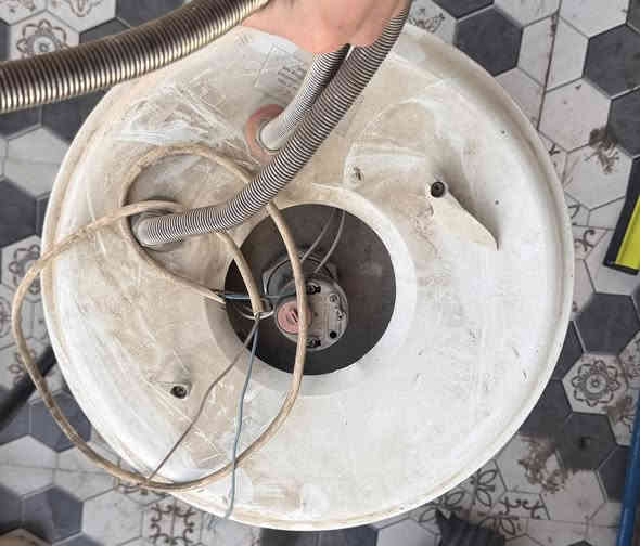 سلام عليكم عندي سخان نظيف سعره 60الف استفسار ***********￼
