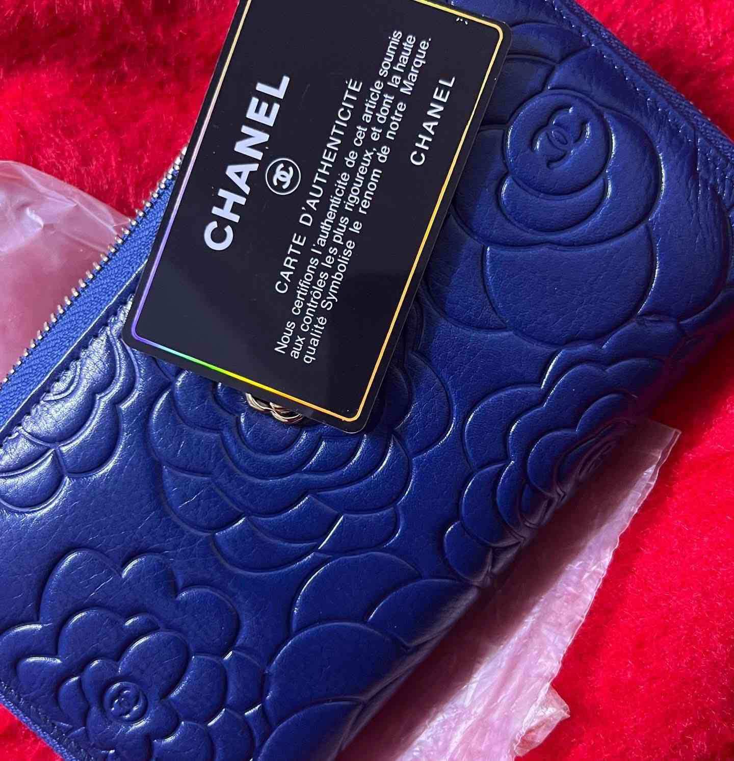 محفظة شانيل (Chanel) الكاميليا الزرقاء الملكية الفاخرة 👑
قطعه اصليه من دار شانيل ، الأناقة الخالدة والرقي الفرنسي الذي لا يُضاهى.


**إذا كنت صاحب هذا الإعلان وتريد حذفه لأي سبب، رجاءا أرسل رسالة إلى الدعم الفني**