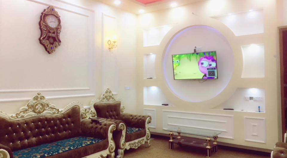 السلام عليكم 
بيت للايجار .. 
100 متر طابقين استقبال + هول + مطبخ 
غرف نوم كبار 2 
حمام 2 شرقي وغربي 
بناء حديث 
العنوان / الاسكان العسكري جهه الدرة 
سعر الايجار 400 
غير متواجد ع الفيس 
اتصل ***********
