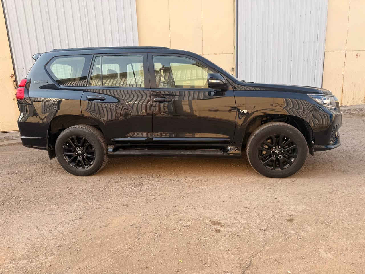 السلام عليكم للبيع برادو ٢٠٢٢ 
خليجي VX مكفوله كفاله عامه
مواصفات السياره
شاشه كبيره كار بلي
فتحه سلايت
فور ويل 
٧ راكب
كشنات الامامي تدفئه تبريد
كشنات جلد +كشنات الاماميه كهرباء
كامره خلفيه +حساس خلفي 
مري شفط
ثلاجه
كروس سرعه فول تحكم ستيرن
٣ قطع تبريد+ تبريد منفصل
السياره ماشيه ١٢٠ الف كيلو
مكان السياره بغداد حي تونس
***********
السعر ٤٣٥ وببه مجال تونس
