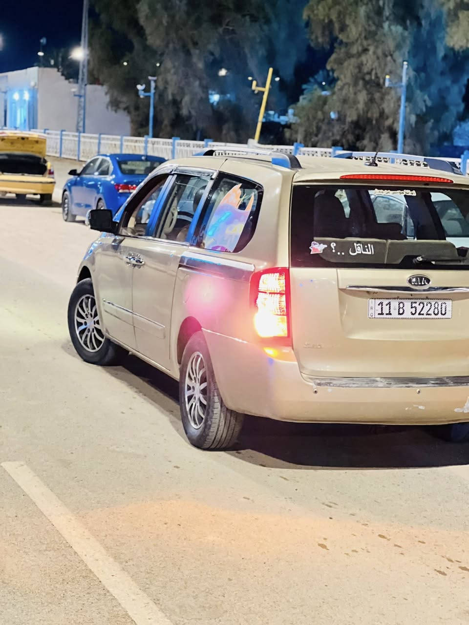 السلام عليكم سيدونا 2011 رقم بغداد لون ذهبي 
بأسمي مشروع وطني 
فول كهربائي بيبان وجنطه فتحة و شاشة  
تبريد حداديه شاشه گير محرك كله مشروط مصبوغه حزام
‭***********‬
