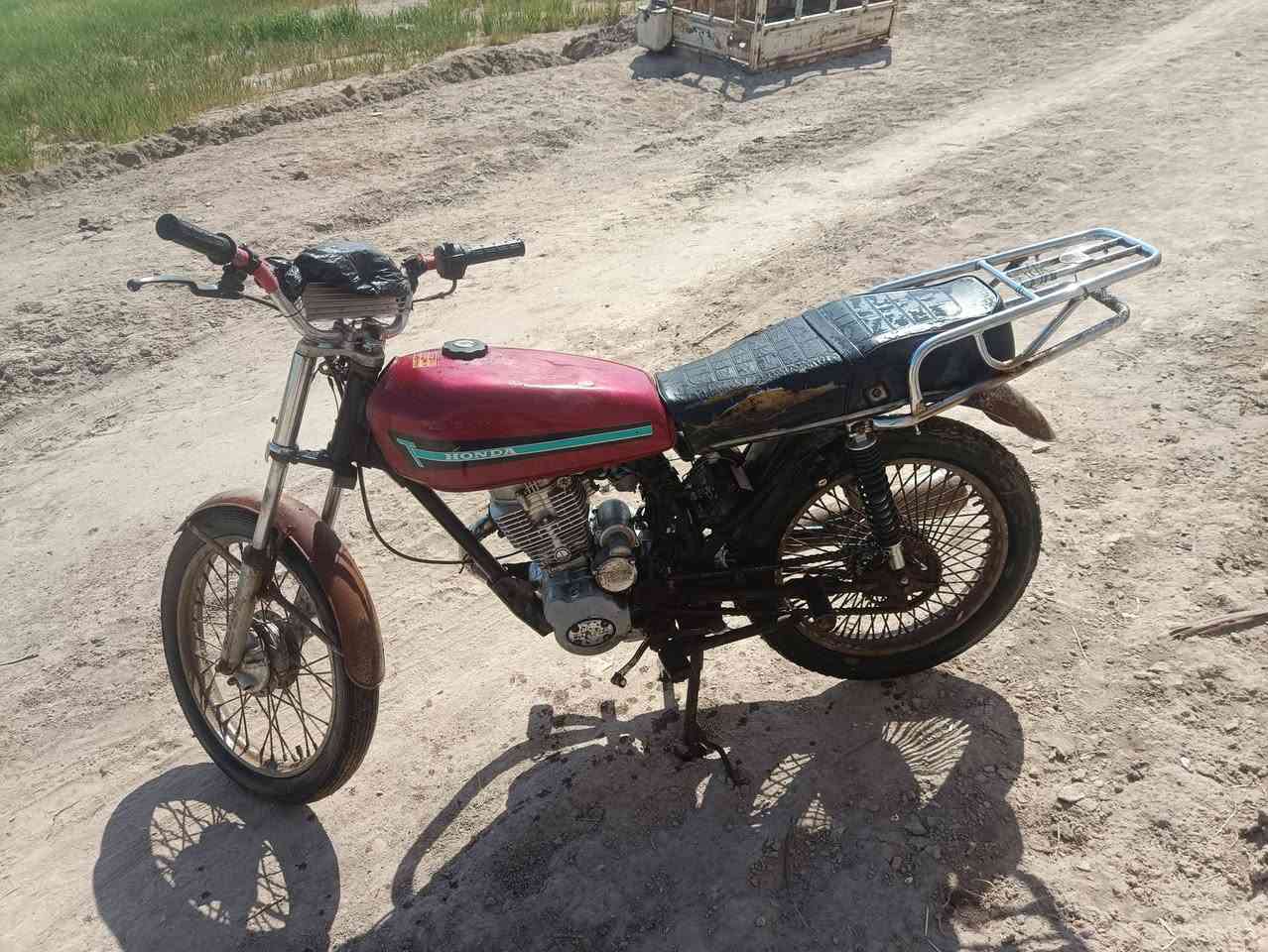 سلام عليكم دراجه يراني الماكينه سيفان اللبيع ناعمه مكينته بيه خيط دخان السعر 250وبيه مجال بسيط حك جيه التواصل عله هذه الرقم ***********بي واتساب
