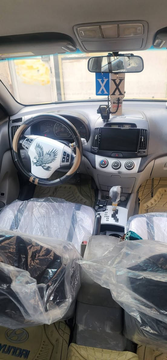 سلام عليكم
انتره موديل 2009
السياره حادثه جاملغ امامي من امريكه
السياره خير من الله كير قبل شهر من شديته 
محرك بي تنقيص قليل باقي السياره خير من الله مال جناي 
السياره بلبيت ماطلع بيه تكسي عندي دوام اروح بيه واجي 
سعر السياره 103وبيه مجال للشراء 
رقم الهاتف ***********
