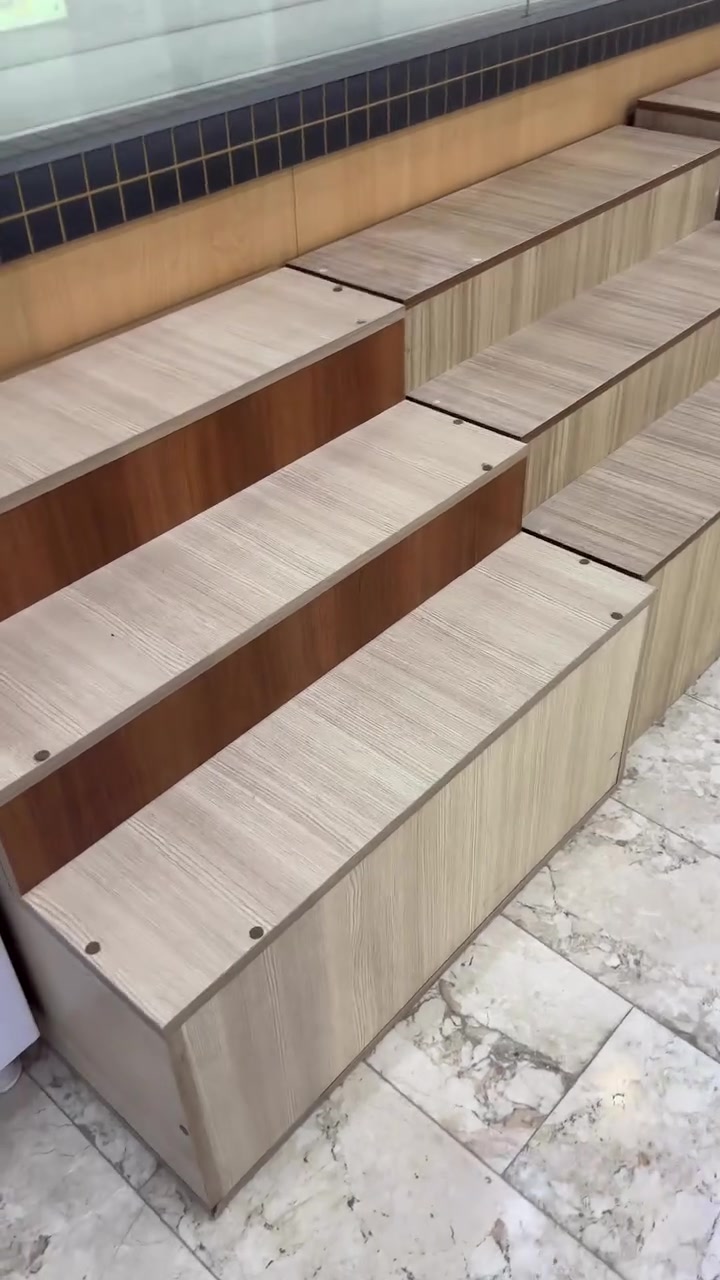 ميز عرض + خزن خشب mdf ثقيل.  شغل مرتب وجديد 
س
الميز الاول   طول ١٨٠ سم 

الميز الثاني. ٩٠ سم 
الميز الثالث  ٩٠ سم 

للاستفسار 
*********** 
مكاني النجف / شارع الروان
