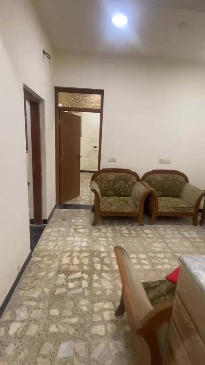 شقه للإيجار في الكراده موقع مميز خلف الجوزات العامه بين ساحه الواثق وساحه الاندلس غرفتين وصاله ارضي تصلح سكن عائله -طلاب-موظفين-عماله اجنبيه للاستفسار ***********
