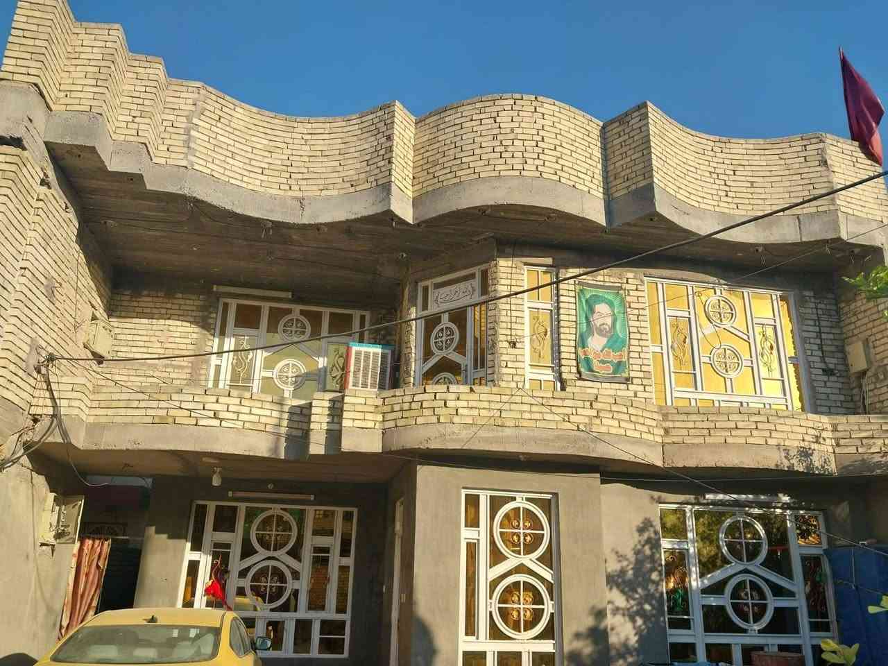 السلام عليكم بيت للبيع طابو صرف المساحه 300م العنوان الرياض شارع 60 طابقين الطابق الأول غرفتين نوم واستقبال وصاله ومطبخ وحديقة  وكراج الطابق الثاني 4غرف نوم و مخزن للتواصل ***********
