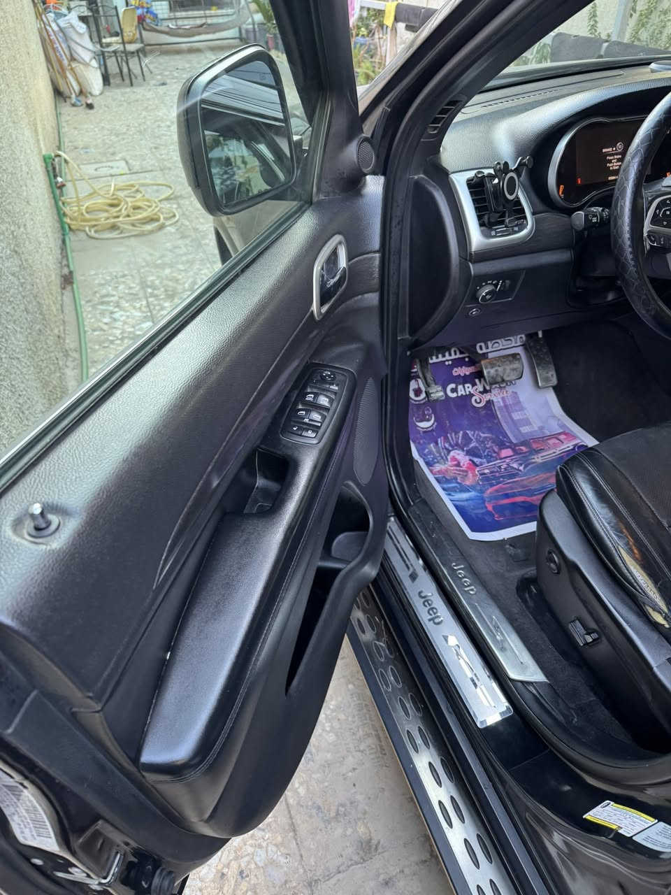 � للبيع – جيب لاريدو بلاك توب 2015
Jeep Grand Cherokee Laredo

الموديل: 2015
اللون: أسود
الممشى: 86 ألف ميل
المحرك: 6 سلندر 3.7 لتر
ناقل الحركة: أوتوماتيك

🌎 وارد أمريكي – تم تصليحه في الأردن

✨ المواصفات:

 • فئة بلاك توب (جنوط ولمسات سوداء)
 • فتحة سقف سلايد
 • شاشة + بلوتوث
 • كاميرا خلفية
 • مثبت سرعة
 • تحكم بالمقود
 • مكيف ممتاز
 • سيارة مريحة جداً واستخدام يومي

🛠 بكل شفافية:

 • السيارة مصبوغة حزام لأغراض تجميلية
 • القمريّة والصندوق وكالة
 • حادث سابق في الباب الخلفي جهة الراكب
 • صور الحادث مرفقة ضمن الصور
 • التصليح تم في الأردن

💰 السعر: 20,000$ قابل للتفاوض بالمعقول
📍 الموقع: بغداد / الرصافة
📞 التواصل: ***********

السيارة بحالة جيدة وتعمل بشكل ممتاز
الجاد يتواصل فقط🙏
