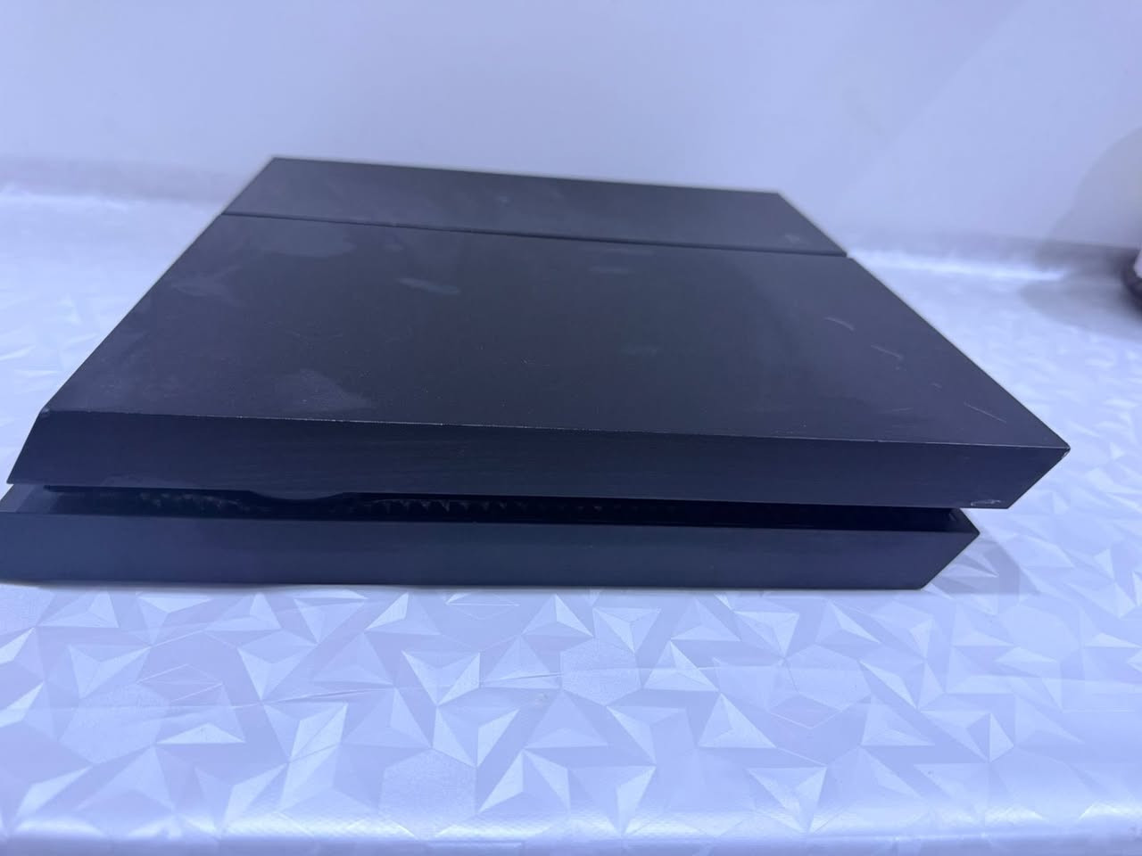 بلي فور فات مامفتوح نهائياً و يا جوستك بلادي مامفتوح نضيف كلش ويا 4 أقراص god of war و gta5 premium edition و لعبت Resident Evil 4مالعب بيها أبدا و لعبت Uncharted 4 بس الحافظه مال god of war أشويه مكسوره من جوه بس شغاله 100%100 و الجهاز نضيف ( السعر 370 و بي مجال ) للاستفسار خاص او واتس اب (***********)
