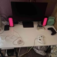 شاشه وميز خشب وسماعات بلتوث ومضخم تربط بل شاشه ومروحه تبريد  وهارد نص ...