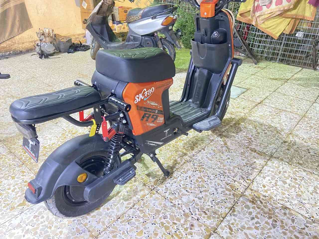 سلام عليكم لبيع دراجه شحن جديده كلش غراضه كله موجوده شتريناه ضلت بل بيت حته تايراته بعدهن بخطهن  صاله ٢٥ يوم من خذيناه العنوان بصره ٥ميل شارع حي طارق السعر ٥٠٠ بيهً مجال رقم الهاتف ***********
