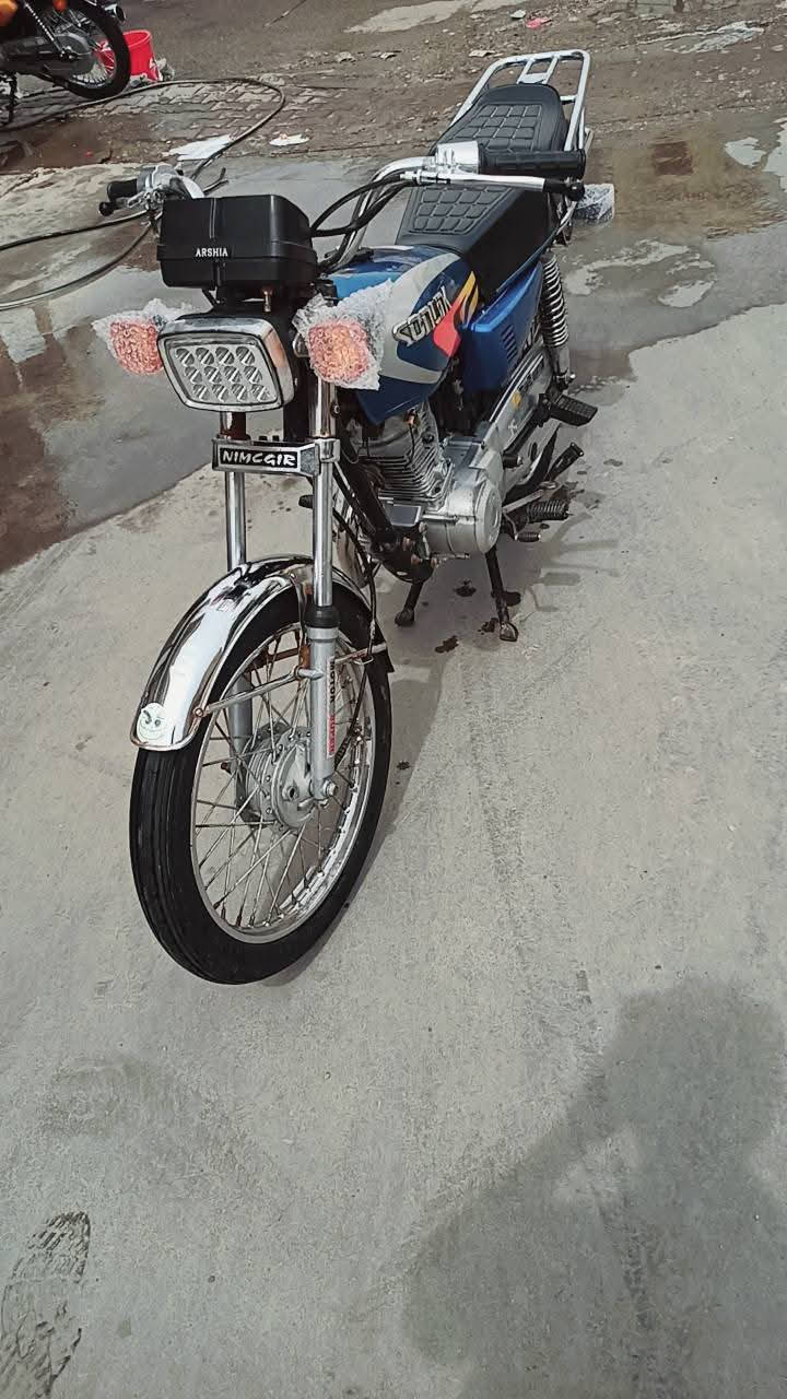 السلام عليكم دراجة نضيفة للبيع مكاني واسط زوريجات الشراي يتصل ويدلل 0773 560 4375
