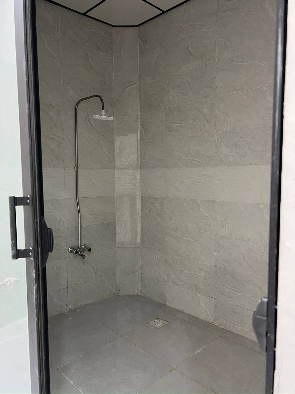 📺 اعلان رقم 346
                  دار للبيع  ١٥٠متر  
                  واجهه  ٧.٥ × ٢٠ م
                 طابو ملك صرف طابقين        
                 بناية حديثة فول مواصفات              
 طابق 1️⃣ 
- استقبال 
-  غرفتين نوم 
-  مطبخ وهول مفتوح 
- مطبخ مساعد 
- صحيات 
ـ كراج سيارة 
- درج خارجي

طابق 2️⃣ 
-  استقبال 
- غرفة نوم 
ـ مطبخ وهول مفتوح 
- صحيات 

📍عنوان الدار 🏡
كركوك - حي الحرية قرب السوق والجامع أمام الشافعي

☎️ للإستفسار يرجى الاتصال 
بالأرقام الموبايلات الواردة أدناه
📲   ***********
📲.  *********** 
📍او زوروا مكتبنا مكتب حاجي يادكار للعقار 
في حي القادسية الأولى مقابل محطة الكهرباء
