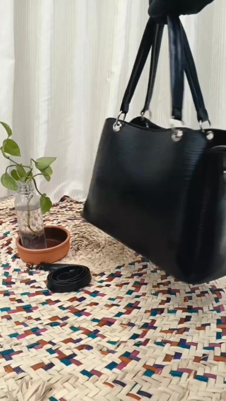 حقيبة تحمل كل الصفات الراقية والنزاكة❤️‍🔥

اللون الأسود فقط 🖤

سعر 8 آلاف ✨✨

الحجم:22×26

تفاصيل :

لون اسود تحتوي  على سحاب مع ثلاث خانات لوضع الاشياء بشكل مرتب مع سير يعني تكدرين تتحكمين بالحجم مثل ماتردين وكلش عملية ✨🖤

✨✨الزرعة الجميلة من زرعاتي  

متوفر خدمة توصيل لكل المحافظات 

#بغداد #العراق #ملابس #اكسبلور #المسيب


**إذا كنت صاحب هذا الإعلان وتريد حذفه لأي سبب، رجاءا أرسل رسالة إلى الدعم الفني**