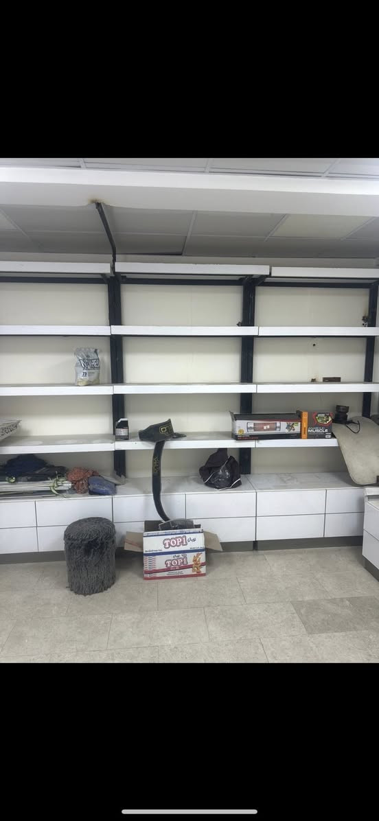 السلام عليكم ورحمه الله
رفوف للبيع درجه اولى تتحمل اوزان عليه قيم بما يرضى الله 

***********
