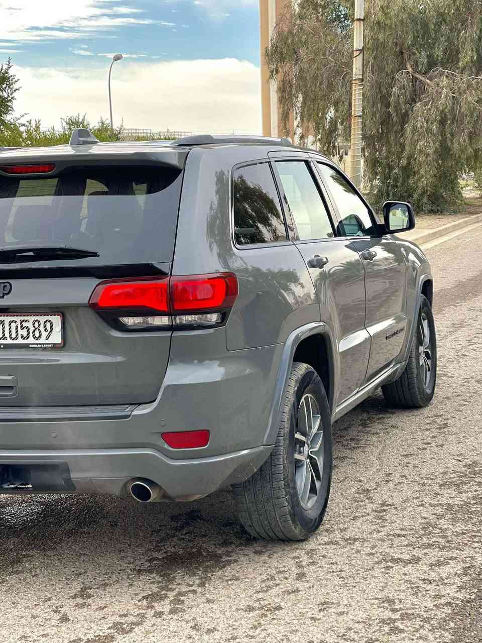 سلام عليكم جيب شيروكي لون سمنتي بلاك توب فئه مميز ٢٠١٩ مكفول عدا بارد شي بسيط خشم جاملخ والباب فول موصفات رادارات مري خلف شاشه كبيره كشنات كنتاري تدفئه مري هيترات ستيرن هيتر فول عدا فتحه  رادار امامي رقم إنكليزي بسمي ثاني يوم تحويل سنويه جديده هزه جديد تخم تايرات جدد باتري جديد صدر امامي خلف بلادي شركه بل عافيه ع ياخذها مكان سياره حارثيه *********** 
ملاحظه سياره ماشيه 40 M
