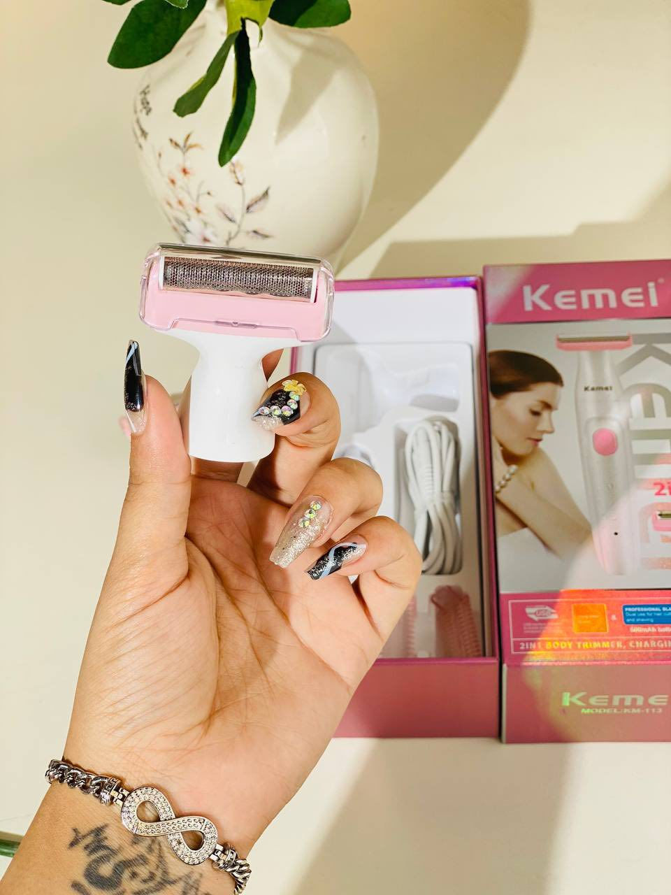 مكينة حلاقة كيمي للنساء تعتبر افضل ماكينة حلاقة وتساعدك على التخلص من الشعر الزائد وحلاقته بسرعة وبدون ألم، في خلال دقائق قليلة ستظهرين في كامل أناقتك وبأقل مجهود، ويمكنك استخدامها للجسم كله والوجه والمناطق الحساسة

☑️ ماكينة حلاقة كيمي للنساء للتخلص من الشعر الزائد في الجسم.

☑️ يمكنك استخدامها للتخلص من الشعر الزائد في الوجه والمناطق الحساسة بالإضافة للجسم كله.
☑️ إزالة الشعر الزائد بسهولة وبدون ألم.
☑️ التخلص من الشعر والحصول على مظهر أنيق في دقائق قليلة
☑️ مقاومة للمياه ويمكن استخدامها على بشرة رطبة.
☑️ حلق شعر الجسم وإزالته بسرعة وبسهولة.

☑️ التخلص من الشعر الزائد دون الشعور بأي ألم أو بذل مجهود كبير.
☑️ قابلة لإعادة الشحن.
☑️ مضادة للماء.
☑️ يمكنك استخدامها للوجه والأماكن الحساسة.
☑️ تتميز ماكينة حلاقة كيمي للنساء بالعديد من الاستخدامات التي يمكنك التمتع والاستفادة بها

السعر ٢٠ الف


**إذا كنت صاحب هذا الإعلان وتريد حذفه لأي سبب، رجاءا أرسل رسالة إلى الدعم الفني**