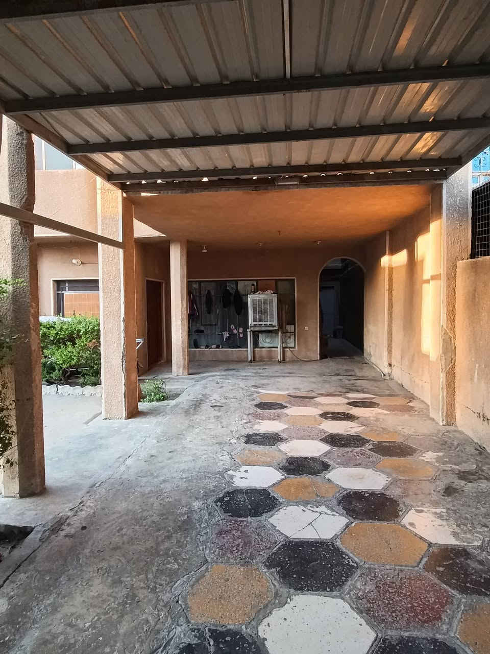 بيت للبيع المساحة 300م الجبهه 12 والنزال 25م طابو صرف يحتوي 6 غرف نوم وصاله استقبال وهول ومطبخ وحمام عدد 3 موقع الدار شارع المدارس الاكرمين شارع تجاري  يربط الشهداء بالشرطه الخامسه نافذ قرب افران المياحي السعر 370 وبي مجال
للأستفسار ***********
