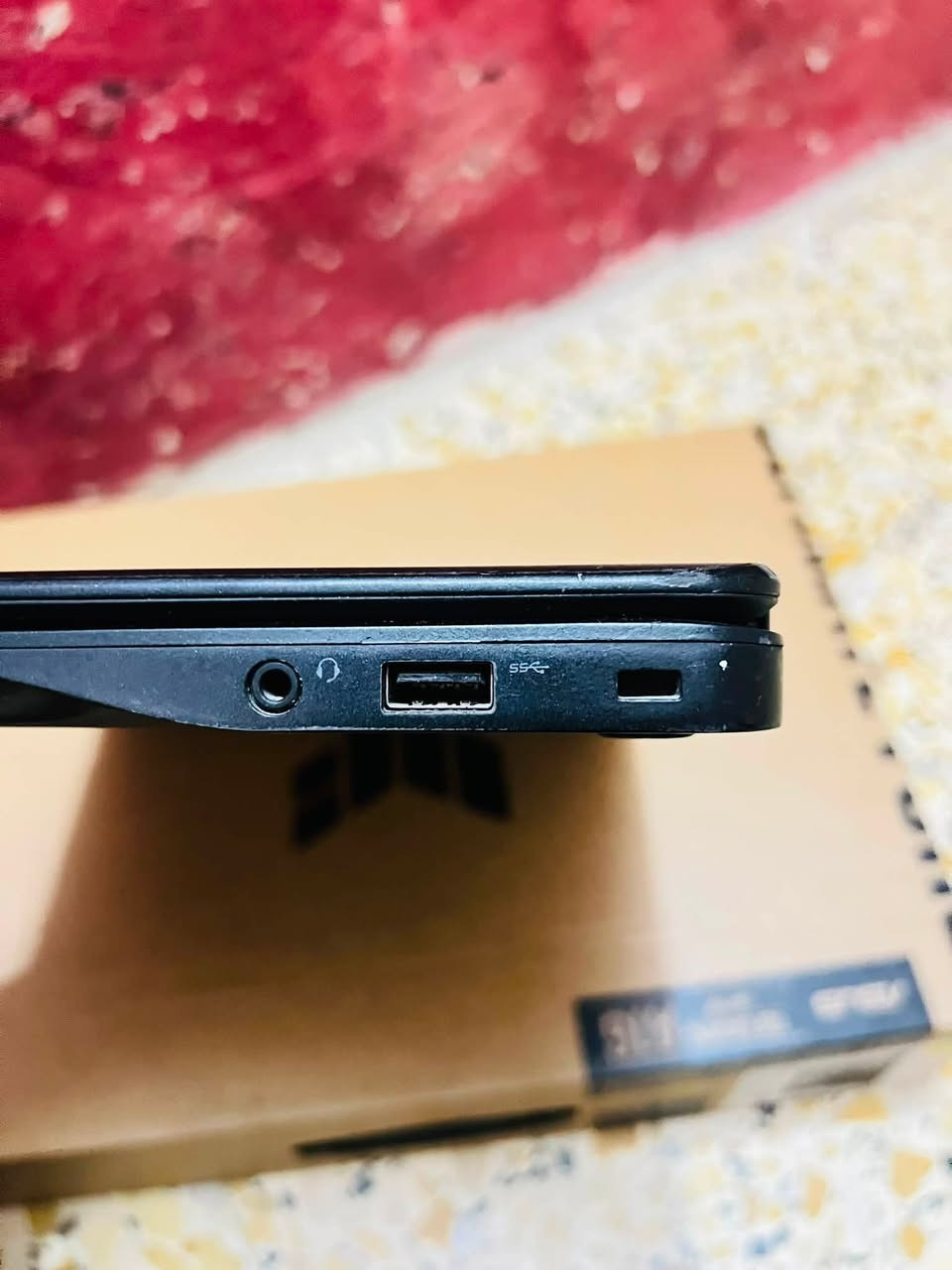 لابتوب Dell Latitude E7450 بحالة جيدة للبيع
للبيع لابتوب عملي وقوي من شركة Dell، فئة رجال الأعمال (Ultrabook)، الجهاز بحالة ممتازة ومناسب جداً للأعمال المكتبية، الدراسة، وتصفح الإنترنت.

المواصفات التقنية:

 الموديل: Dell Latitude E7450

 المعالج: Intel Core i7-5600U (بسرعة 2.60GHz)

 الرام: 16GB RAM (أداء سريع وممتاز لتعدد المهام)

 كرت الشاشة: يحتوي على كرتين:

 Intel HD Graphics 5500

 NVIDIA GeForce 840M (يساعد في المهام الرسومية الخفيفة)

 نظام التشغيل: Windows 10 Pro أصلي (64-bit)

 تصميم أنيق ونحيف (Ultrabook) سهل الحمل.

 لوحة مفاتيح مريحة جداً في الكتابة.

 منافذ متعددة (USB 3.0، HDMI، منفذ إيثرنت، منفذ صوت).

 الجهاز جاهز للعمل ولا يعاني من أي مشاكل تقنية (كما موضح في فحص DirectX).

 السعر المطلوب: [350.000] وبي مجال 

 للتواصل والاستفسار، يرجى مراسلتي على الخاص أو الاتصال على الرقم: [‭***********‬]

 الموقع: بغداد

يشغل العاب بكل سهوله 

ويشغل برامج ادوبي كلهن لحد اصدار 2024 

يحتاجلها فقط بطاريه 

ووياها شاحنه فقط
