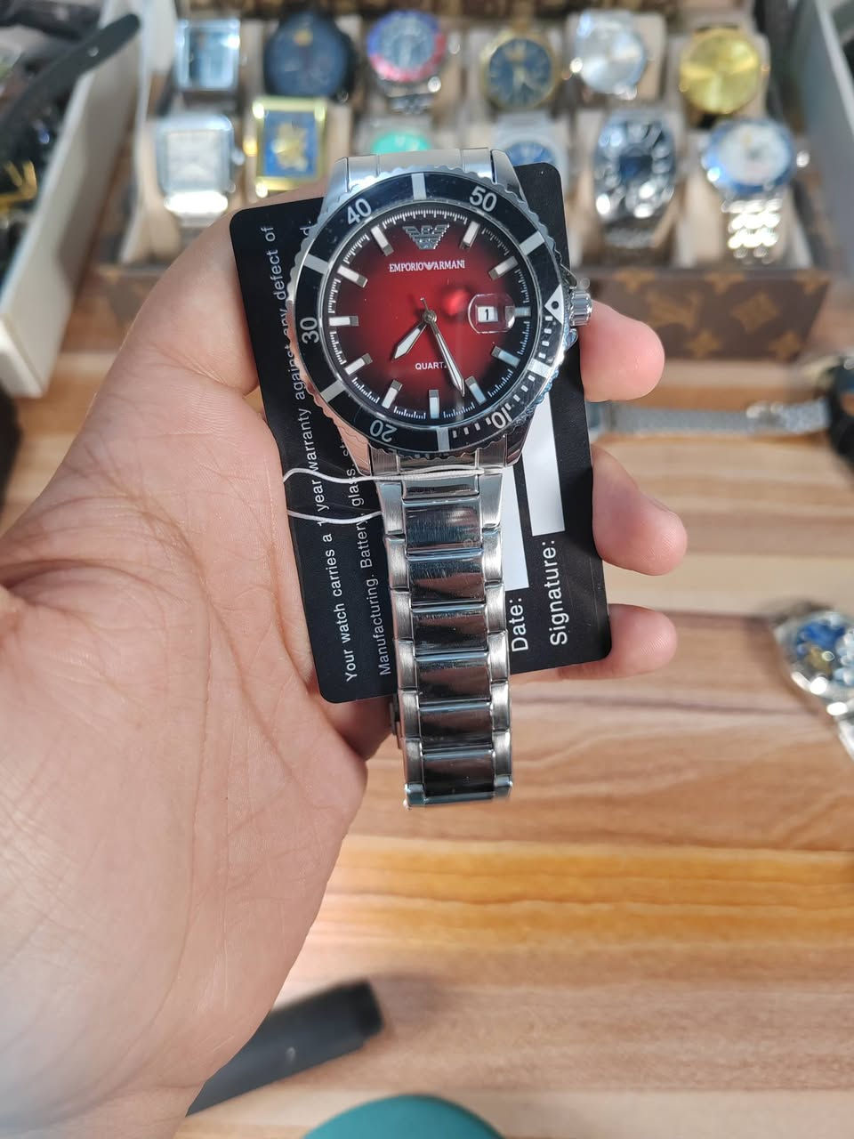 السلام عليكم
3 قطع ارماني
طوق دوار
أميال وأرقام مضيئة بالظلام
منفذ تاريخ وعدسة مكبرة
مختم
قفل بحري
20 الف
*********** واتساب
