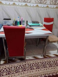 طاولة طعام • ٤ كراسي • توصيل