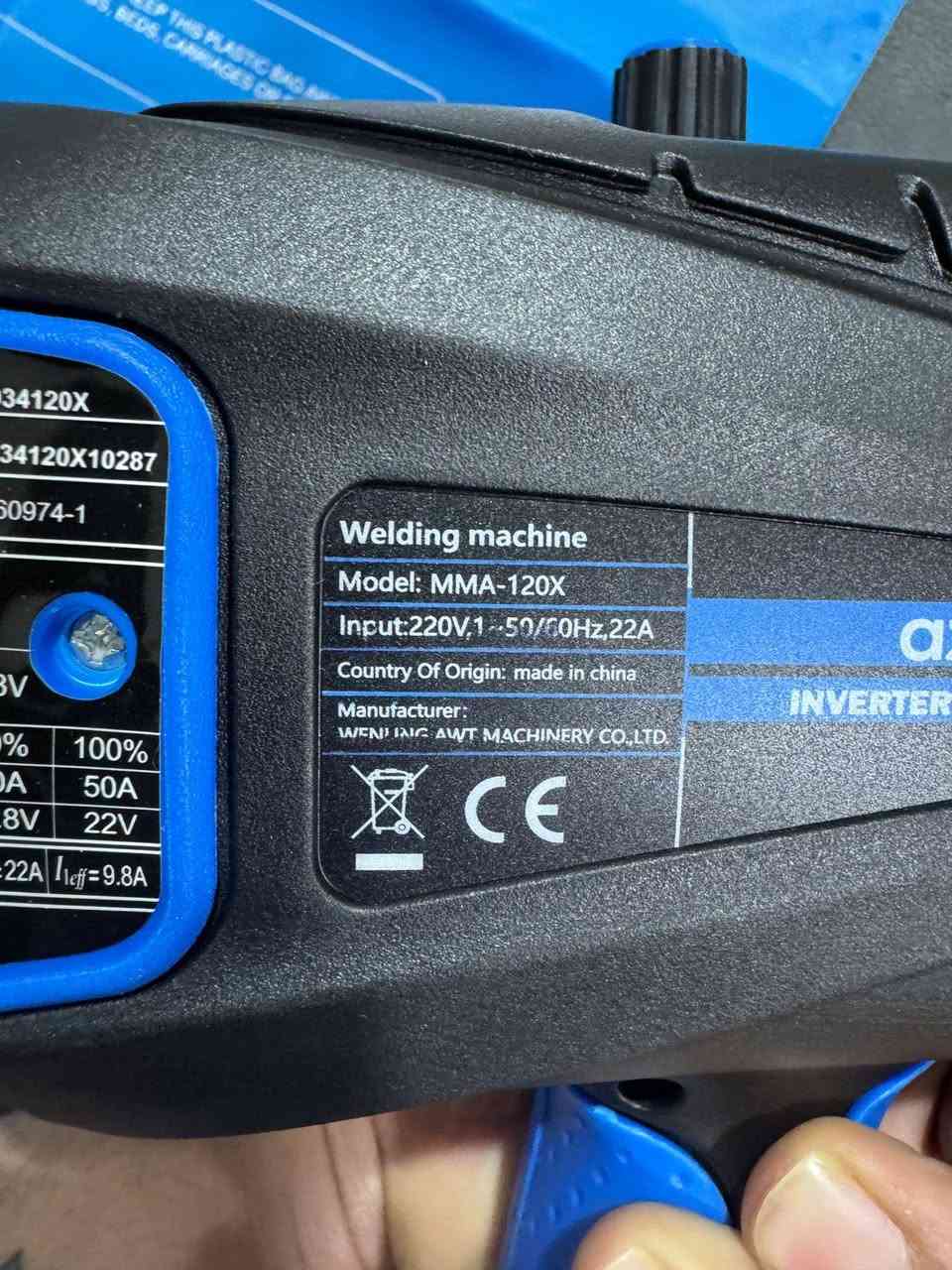 هذه الآلة هي Azzuno MMA-120X،
وهي ماكينة لحام قوسية محمولة باليد. 
نوع اللحام: لحام بالقوس المعدني المحجوب (MMA) باستخدام تكنولوجيا العاكس (Inverter). 
التصميم: تصميم مدمج وخفيف الوزن على شكل مسدس لسهولة الاستخدام. 
المميزات: شاشة رقمية، تعديل تيار قابل للتعديل، وميزات أمان مثل الحماية من الحرارة الزائدة. 
الاستخدام: مناسبة للمهام المنزلية البسيطة والمشاريع الصغيرة. 
اي استفيار خاص 
قطع أمزون


**إذا كنت صاحب هذا الإعلان وتريد حذفه لأي سبب، رجاءا أرسل رسالة إلى الدعم الفني**