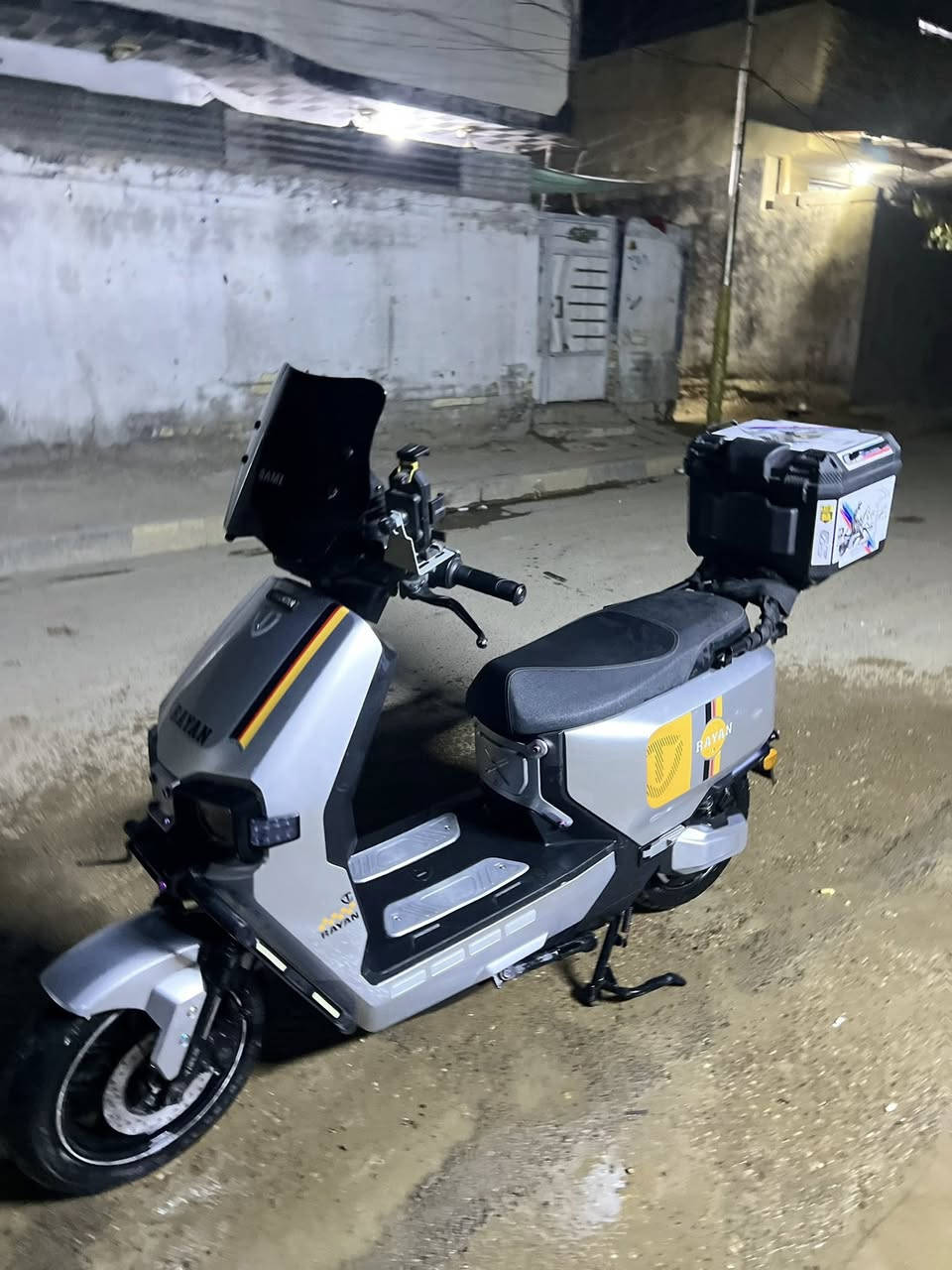 السلام عليكم
دراجه شحن ريان وحش الكون للبيع 

دراجه نظيفه بمعنة الكلمة

شحن 36امبير 

نظام R

نظام عدم سرقة قفل استيرن 

كهربائيات كلها شغالة 

آشاير يمنة يسرة رماش 

او صندوق او المراية اني مشتريهن اب150

6بطاريات كبار مسطره 

كلشي بيها شغال 

السعر 850 او بيها مجال 

العنوان بغداد 

الاستفسار / مراسله الصفحه 

الاتصال/ ***********
