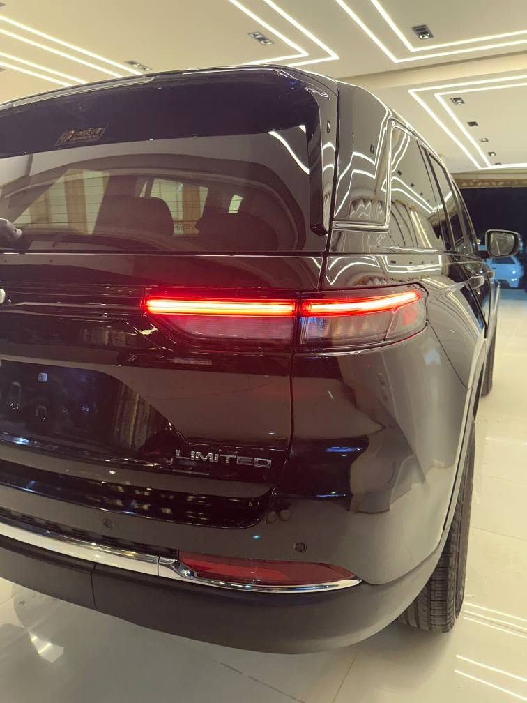 للبيع: 
چيب جراند شيروكي 2024 Limited 4x4 (الجيل الأحدث) 👑
عشاق الفخامة والقوة والأداء.. فرصة "كسر زيرو" حقيقية بحالة الفبريكة!
🔹 تفاصيل السيارة:
الموديل: 2024 (الجيل الخامس الجديد كلياً WL)
العداد: 36,000 كم فقط.
المحرك: Pentastar V6 سعة 3.6 لتر، بقوة 293 حصان.
ناقل الحركة: أوتوماتيك 8 سرعات مع نظام دفع رباعي ذكي (4x4).
🔹 أبرز المواصفات والرفاهية (فئة Limited):
إضاءة Full LED أمامي وخلفي بتصميم انسيابي ساحر.
صالون جلد فاخر بالكامل (تحكم كهربائي + ذاكرة للمقاعد).
شاشة عدادات رقمية 10.25 بوصة + شاشة ترفيهية تدعم Wireless Apple CarPlay & Android Auto.
تكييف أوتوماتيكي ثنائي المناطق + نظام تشغيل عن بُعد + شنطة كهرباء.
🔹 أنظمة الأمان الذكية:
مثبت سرعة تفاعلي (Adaptive Cruise Control).
نظام منع التصادم الأمامي وفرامل طوارئ ذاتية.
الحفاظ على الحارة المرورية ومراقبة النقاط العمياء.
📞 للتواصل والمعاينة: 01060352162 القاهرة, مصر


**إذا كنت صاحب هذا الإعلان وتريد حذفه لأي سبب، رجاءا أرسل رسالة إلى الدعم الفني**