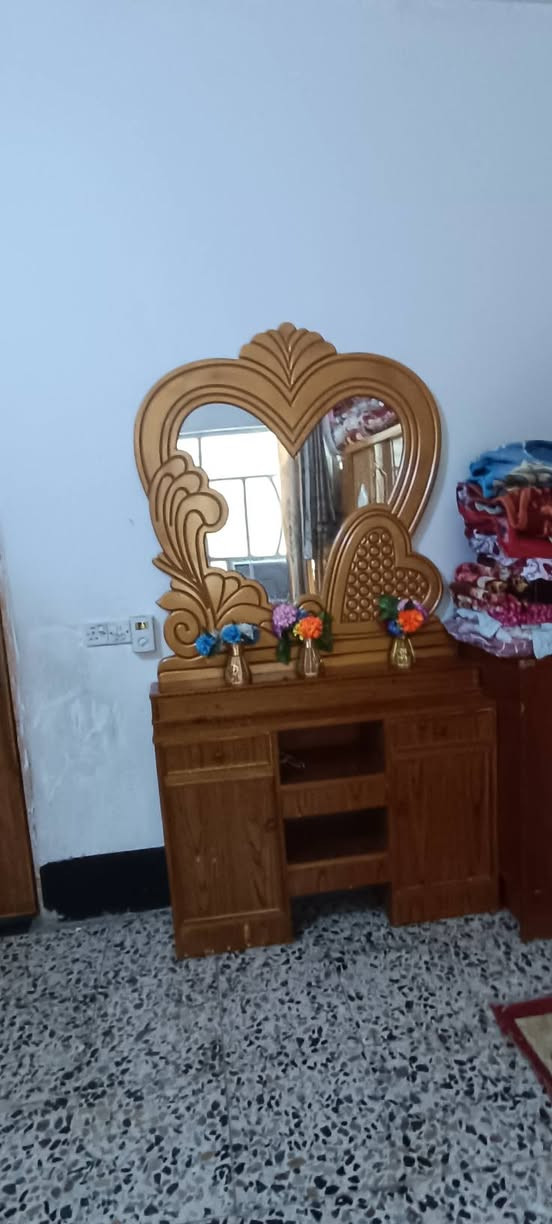 السلام عليكم
غرفه اخشاب للبيع  كنتور خمسه ابواب ميز مريه مع زاويه مع سرير   للتواصل على الماسنجر أو على رقم ***********

